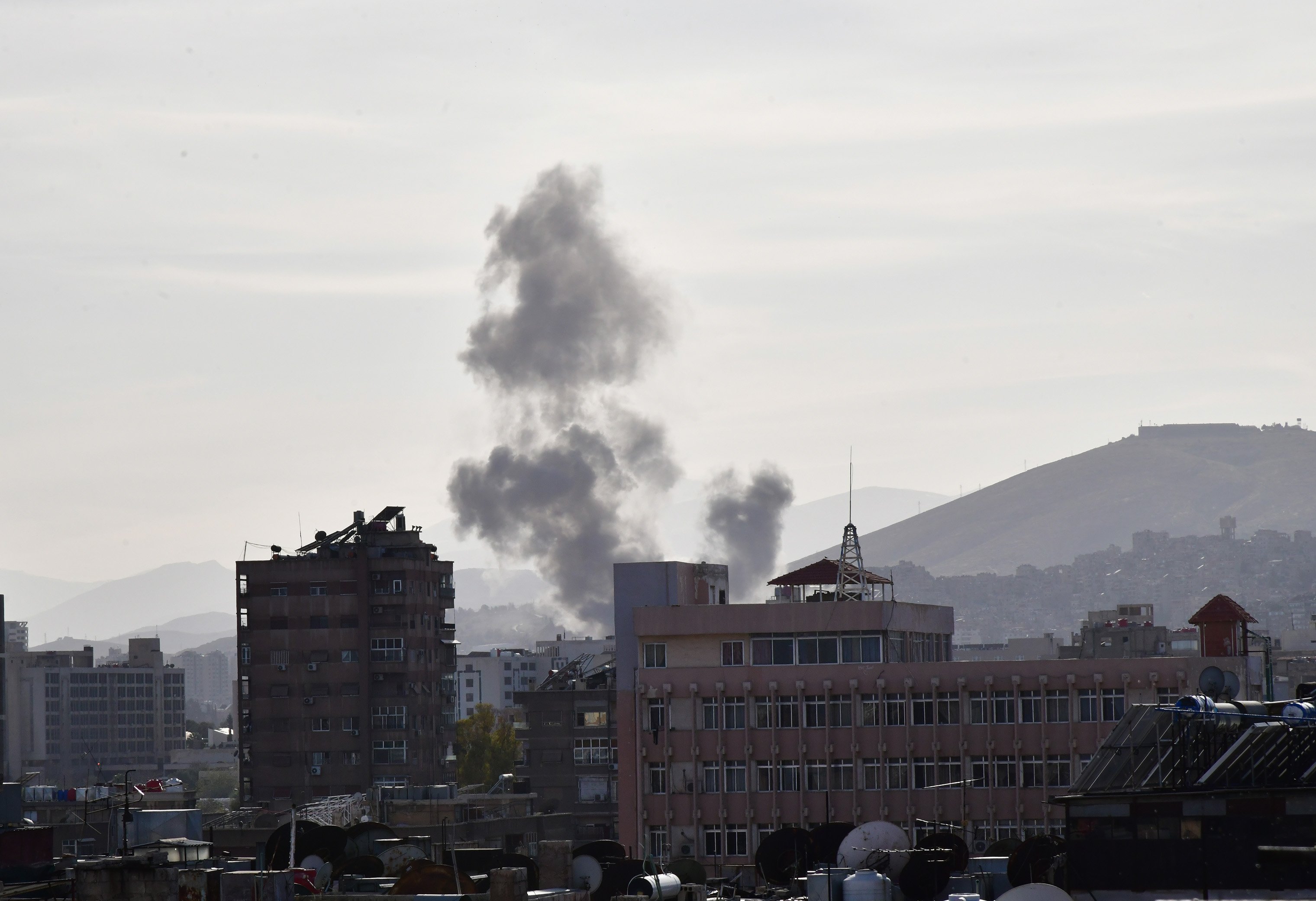 Rauch steigt nach einem Angriff auf das Gebäude des iranischen Konsulats in Syrien auf