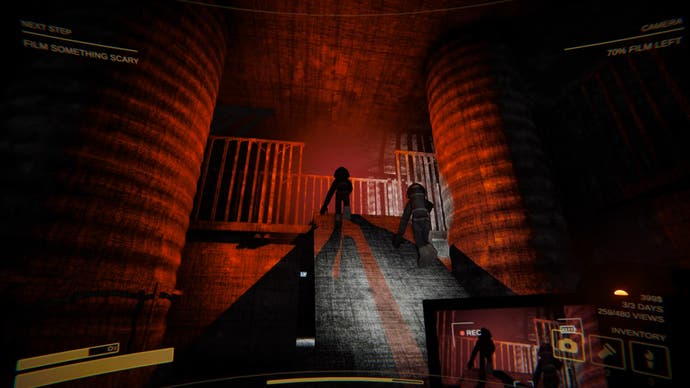 Screenshot mit Inhaltswarnung, der zeigt, wie Spieler in einem dunklen, mit rotem Licht gefüllten unterirdischen Bereich eine Rampe hinaufsteigen