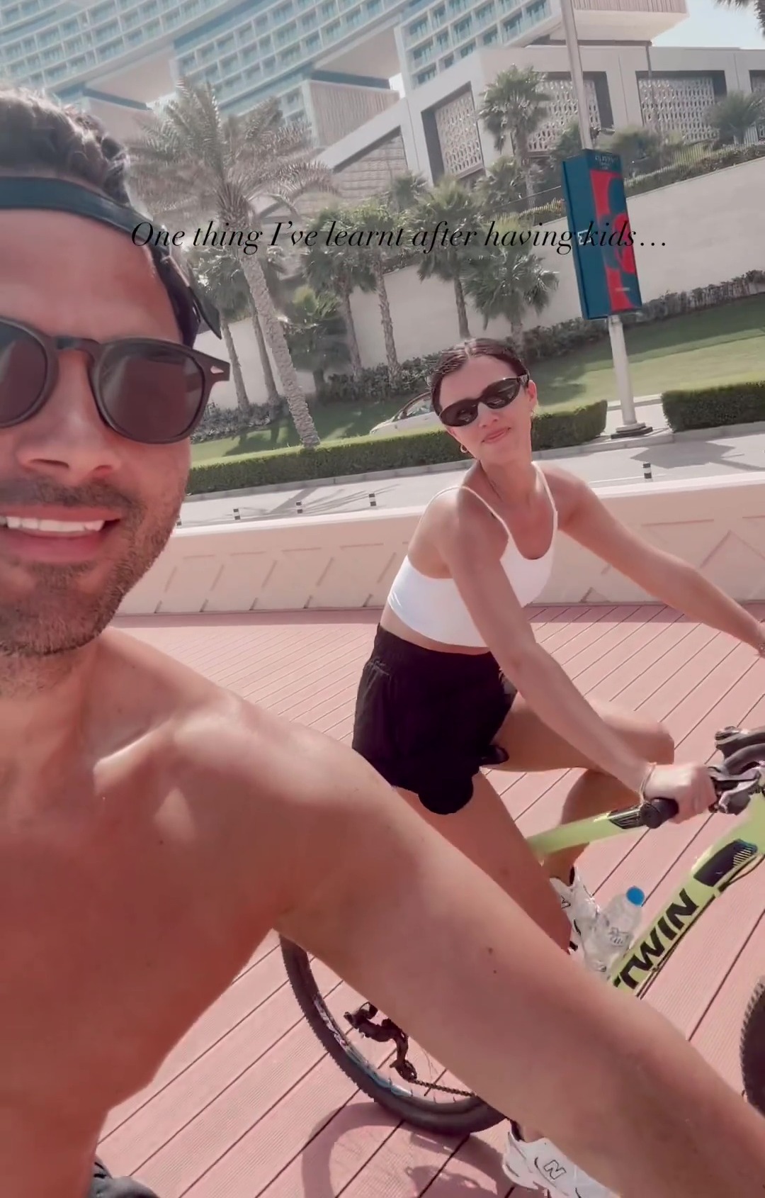 Das Paar fuhr mit dem Fahrrad am Strand entlang