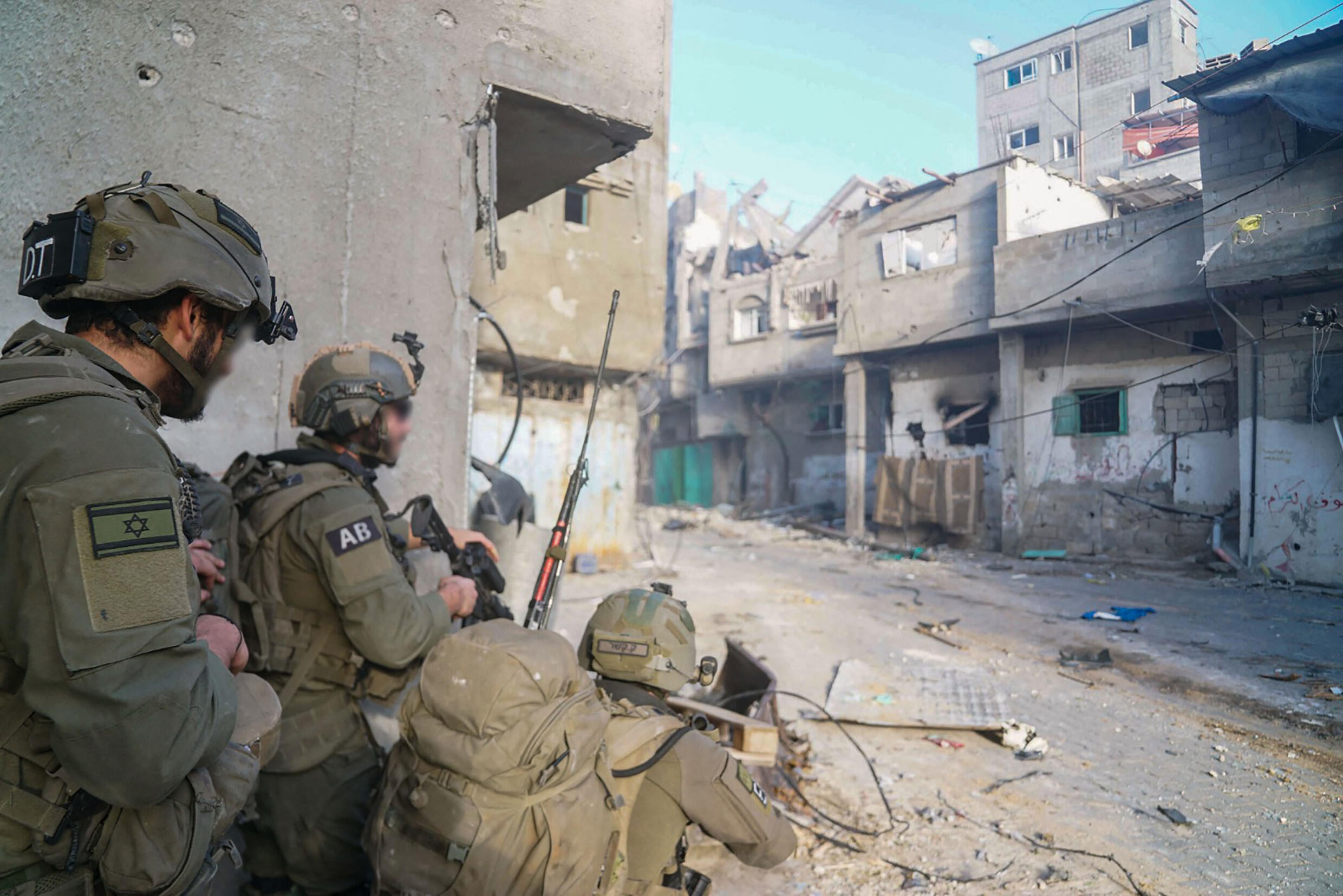 Cette photo diffusée par l'armée israélienne le 29 janvier 2024 montre des soldats israéliens opérant à Khan Younès, dans le sud de la bande de Gaza.