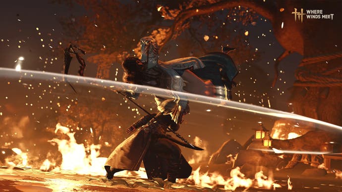 Screenshot von „Where Winds Meet“, der zwei Krieger zeigt, die vor einer feurigen Kulisse mit Schwertern kämpfen