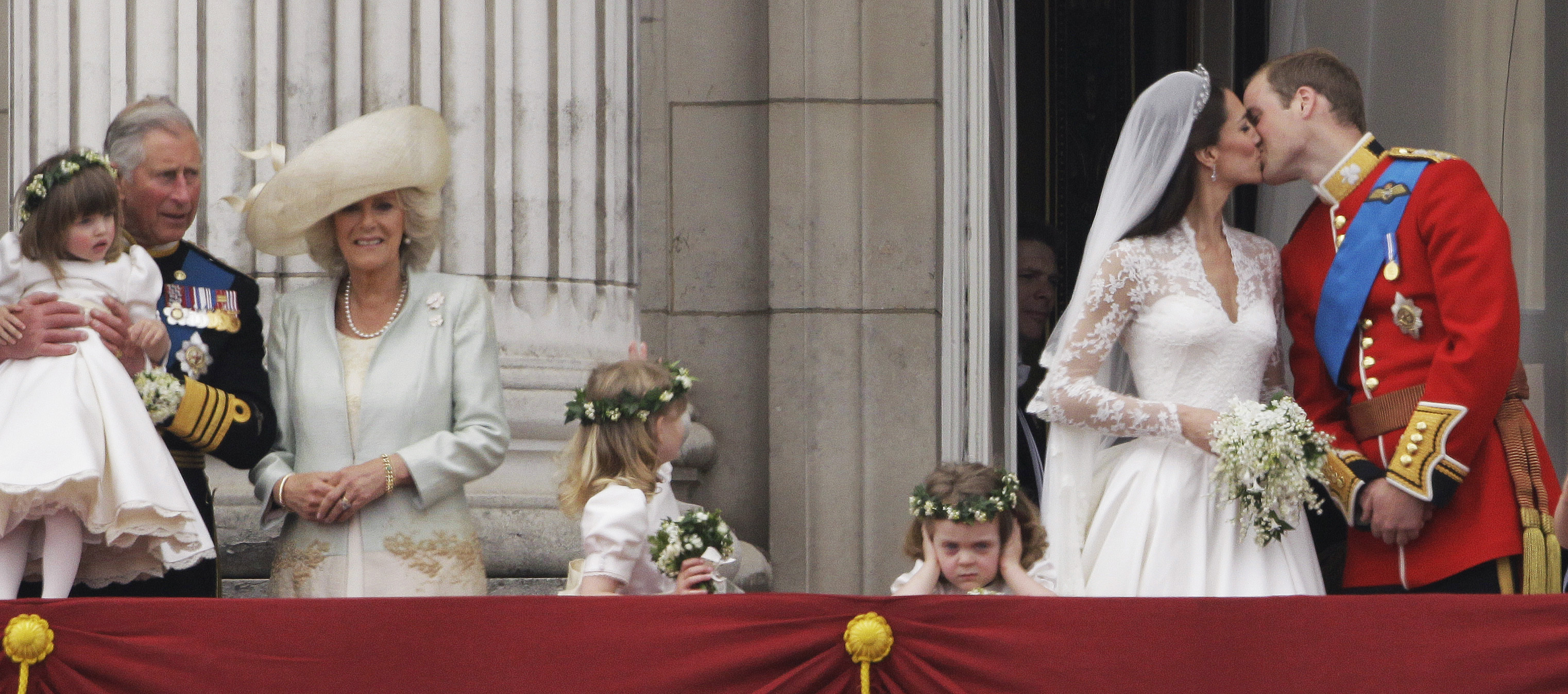 König Charles und Königin Camilla, als Prinzessin Kate und Prinz William nach ihrer königlichen Hochzeit im Jahr 2011 einen Kuss auf dem Balkon teilten