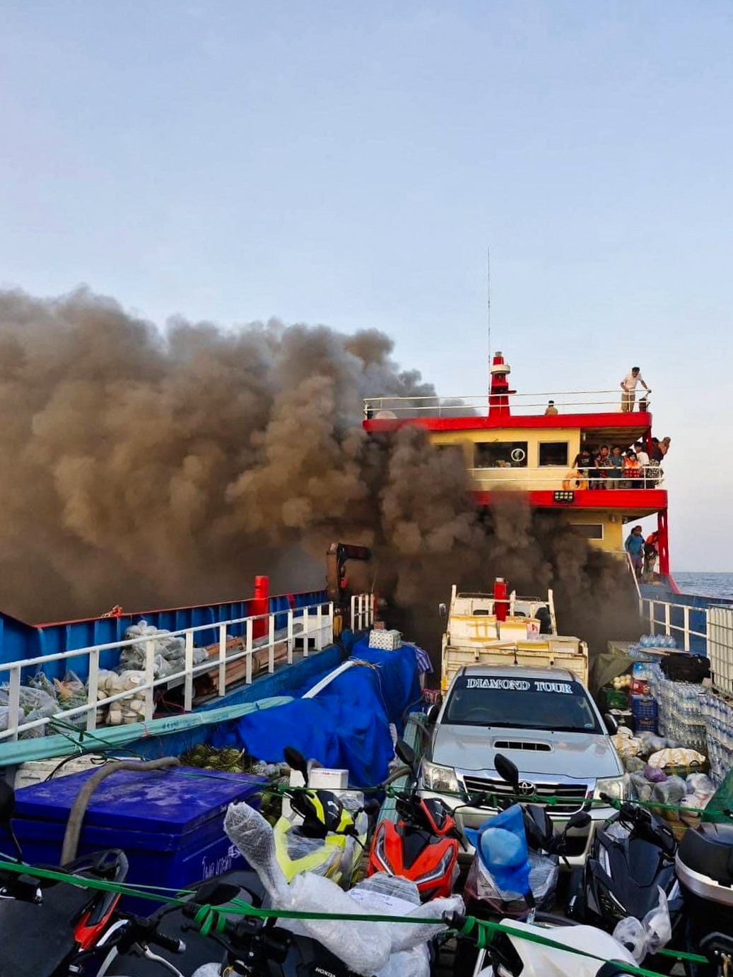 Aus dem Schiff ist dicker schwarzer Rauch zu sehen