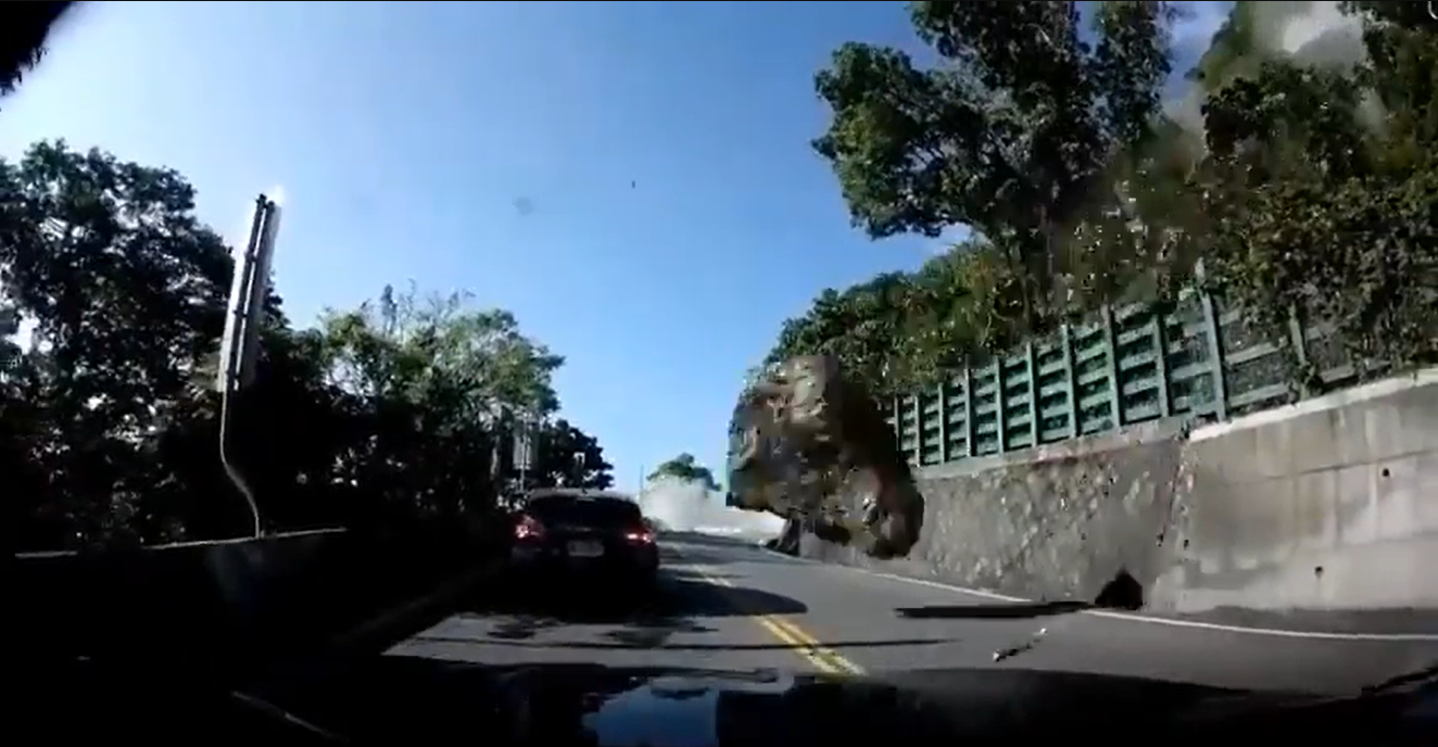 Plötzlich war zu sehen, wie ein riesiger Stein ein Auto zerschmetterte