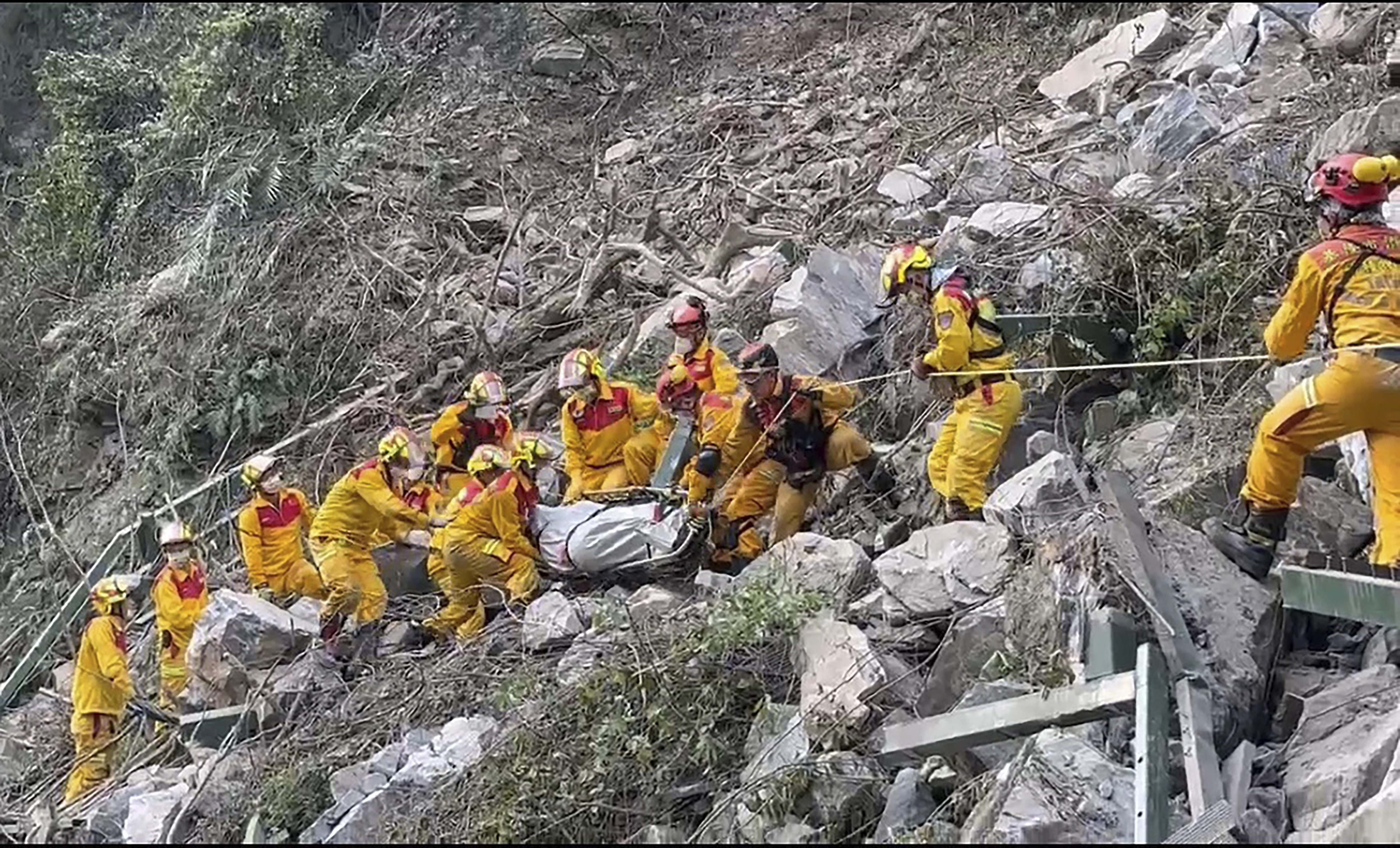 Feuerwehrleute evakuierten eine Leiche aus dem Taroko-Nationalpark