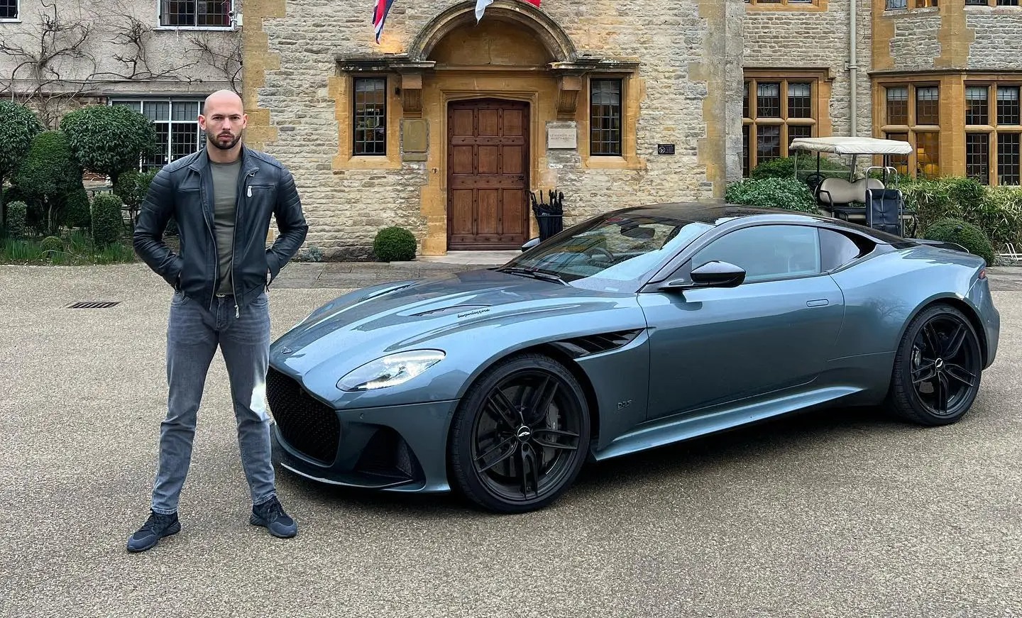 Tate im Bild mit einem weiteren Supersportwagen von Aston Martin