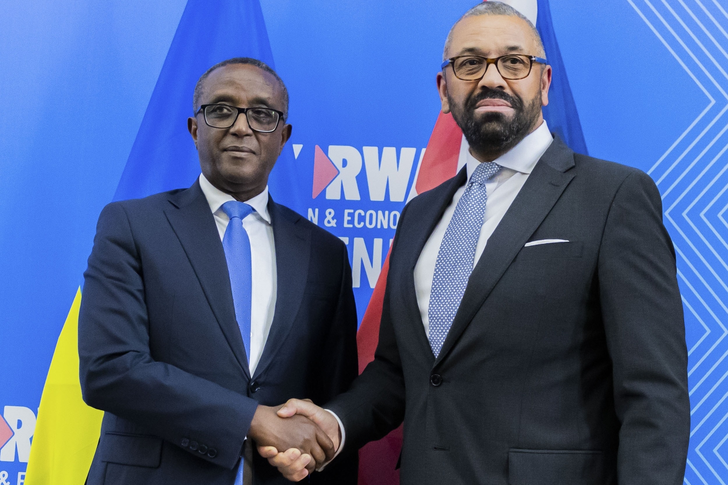 Innenminister James Cleverly und der ruandische Außenminister Vincent Biruta unterzeichneten im vergangenen Dezember in Kigali ein neues Abkommen über ein überarbeitetes Asylsystem