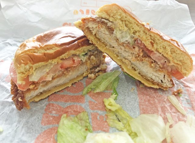 Burger King Classic Royal Crispy Chicken-Sandwich, auf der Verpackung in zwei Hälften geschnitten