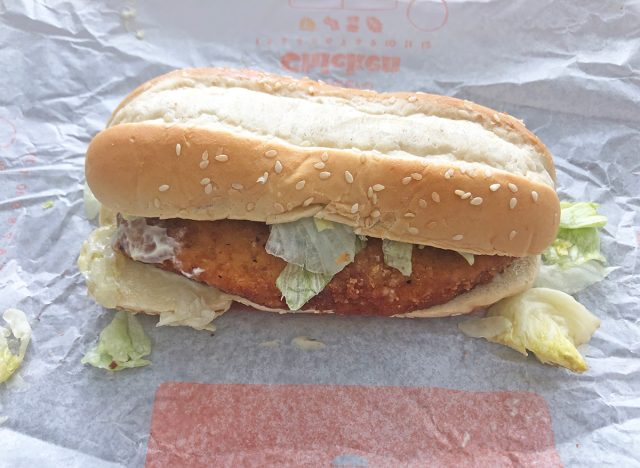 Das Original-Hühnchensandwich von Burger King wurde nach dem Öffnen der Verpackung geöffnet