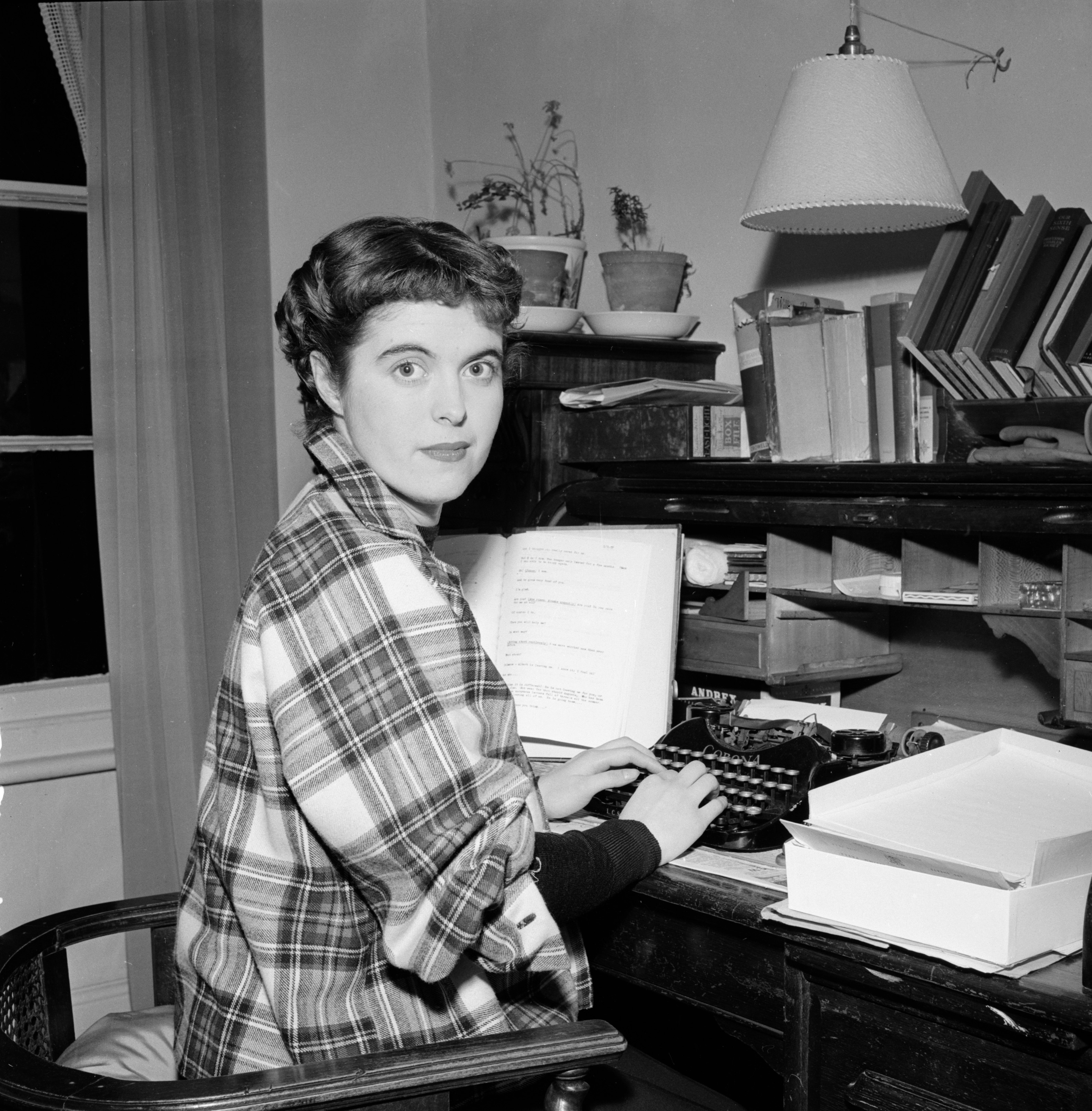 Lynne Reid-Banks, abgebildet am 3. Januar 1956, an ihrer Schreibmaschine
