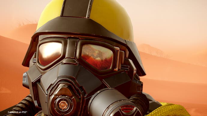 Helldivers 2 Premium Warbond-Headerbild, das einen Soldaten mit gelbem Helm und schwarzer Maske in Nahaufnahme zeigt