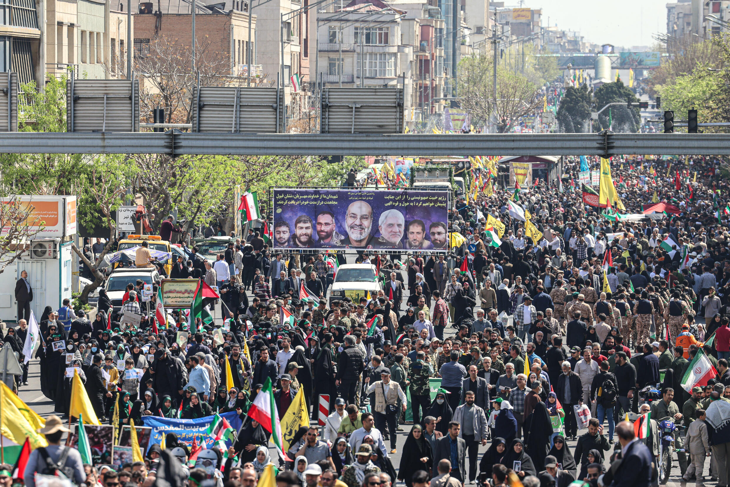 Tausende Iraner nehmen an der Beerdigung der sieben IRGC-Mitglieder teil