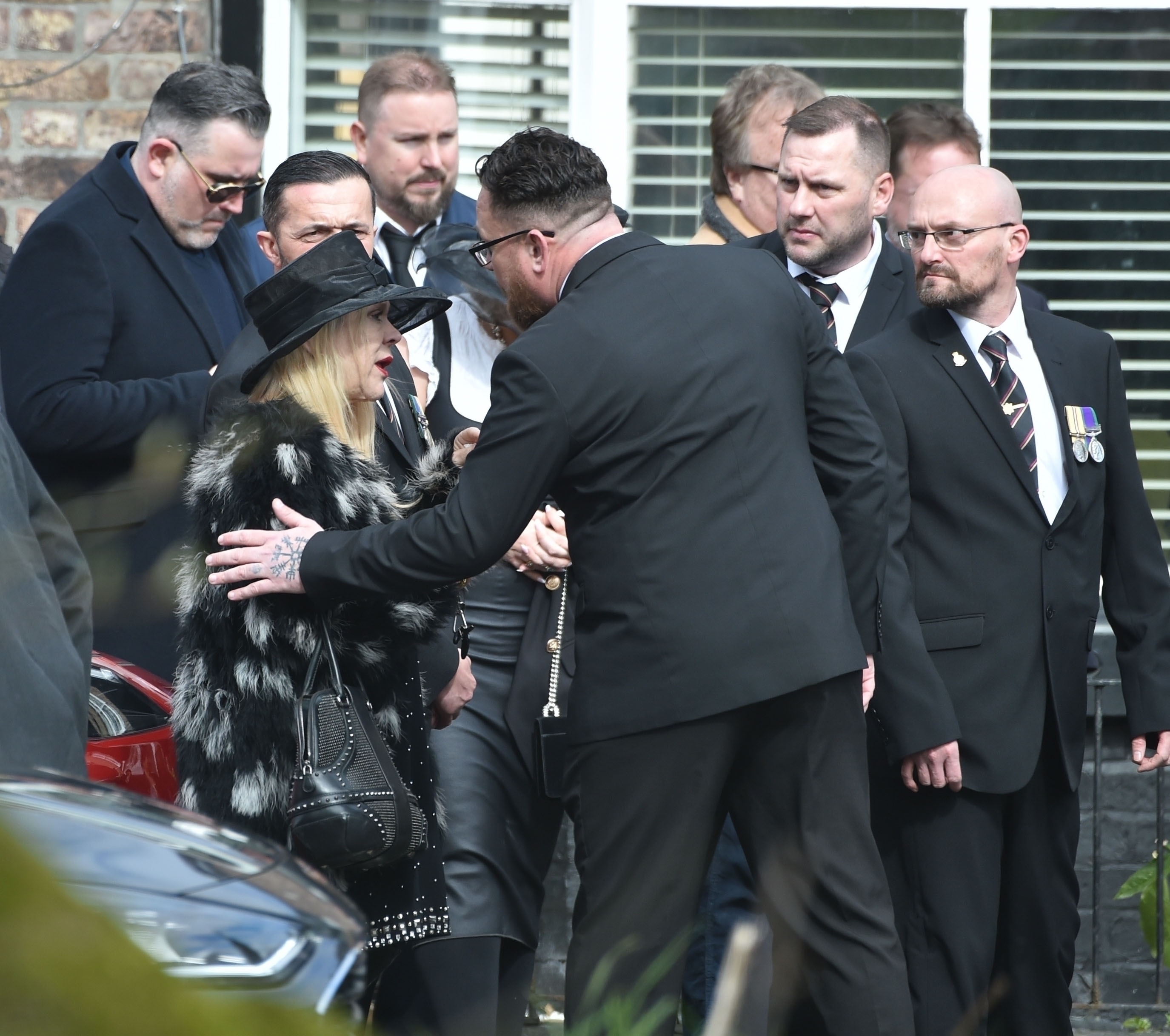Tina konnte letzte Woche bei Pauls Beerdigung in Liverpool gesehen werden, wie sie von ihren Lieben getröstet wurde