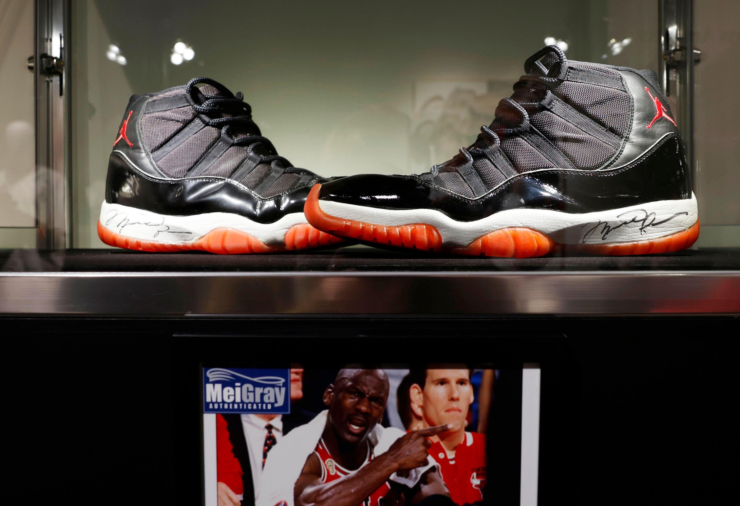 Es wird erwartet, dass seine Air Jordans bei einer Online-Auktion mehr als 300.000 Pfund einbringen