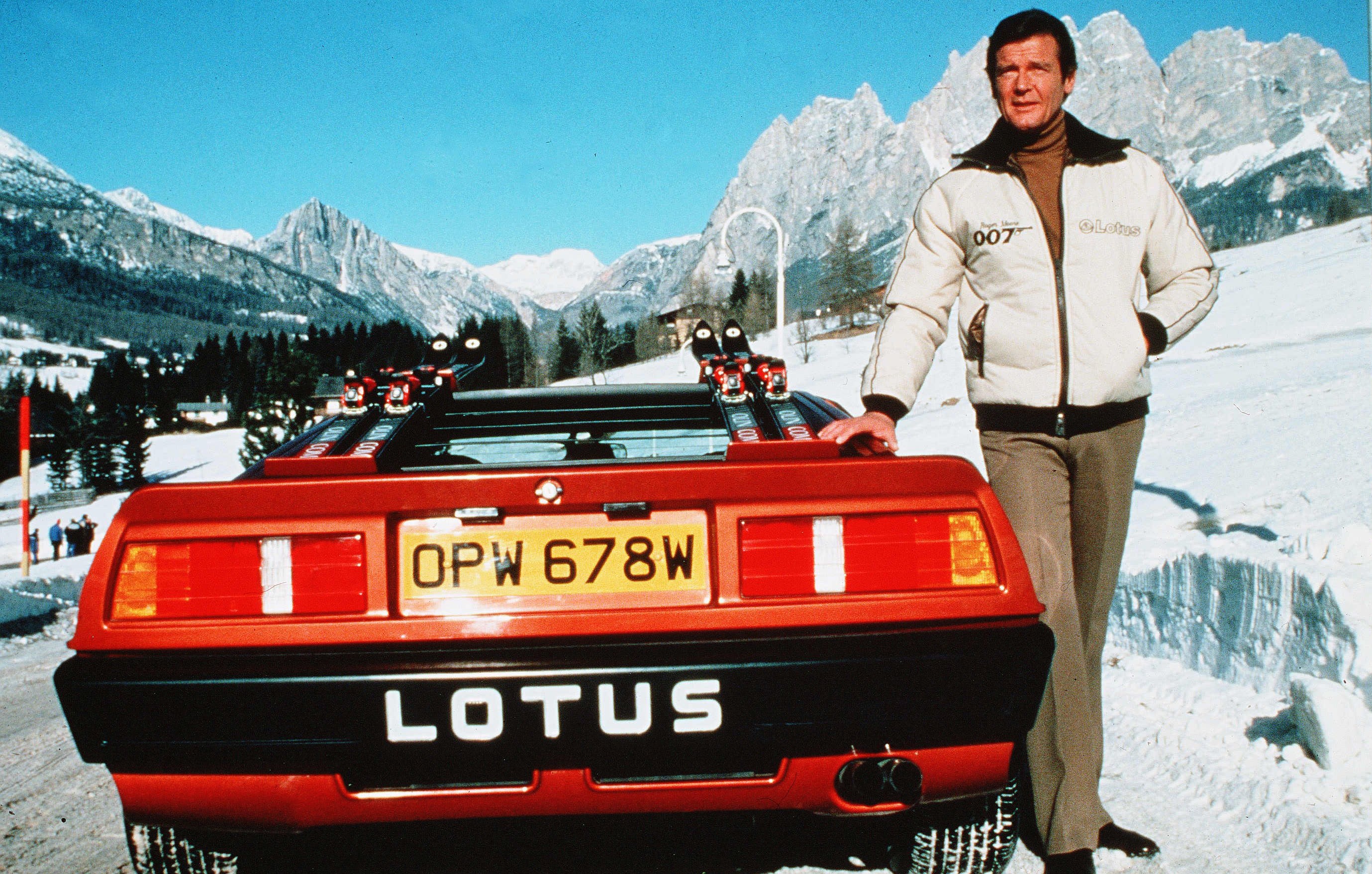 Das Auto ist ein Lotus Esprit im James-Bond-Stil, hier ist es mit dem ehemaligen Bond-Darsteller Roger Moore abgebildet