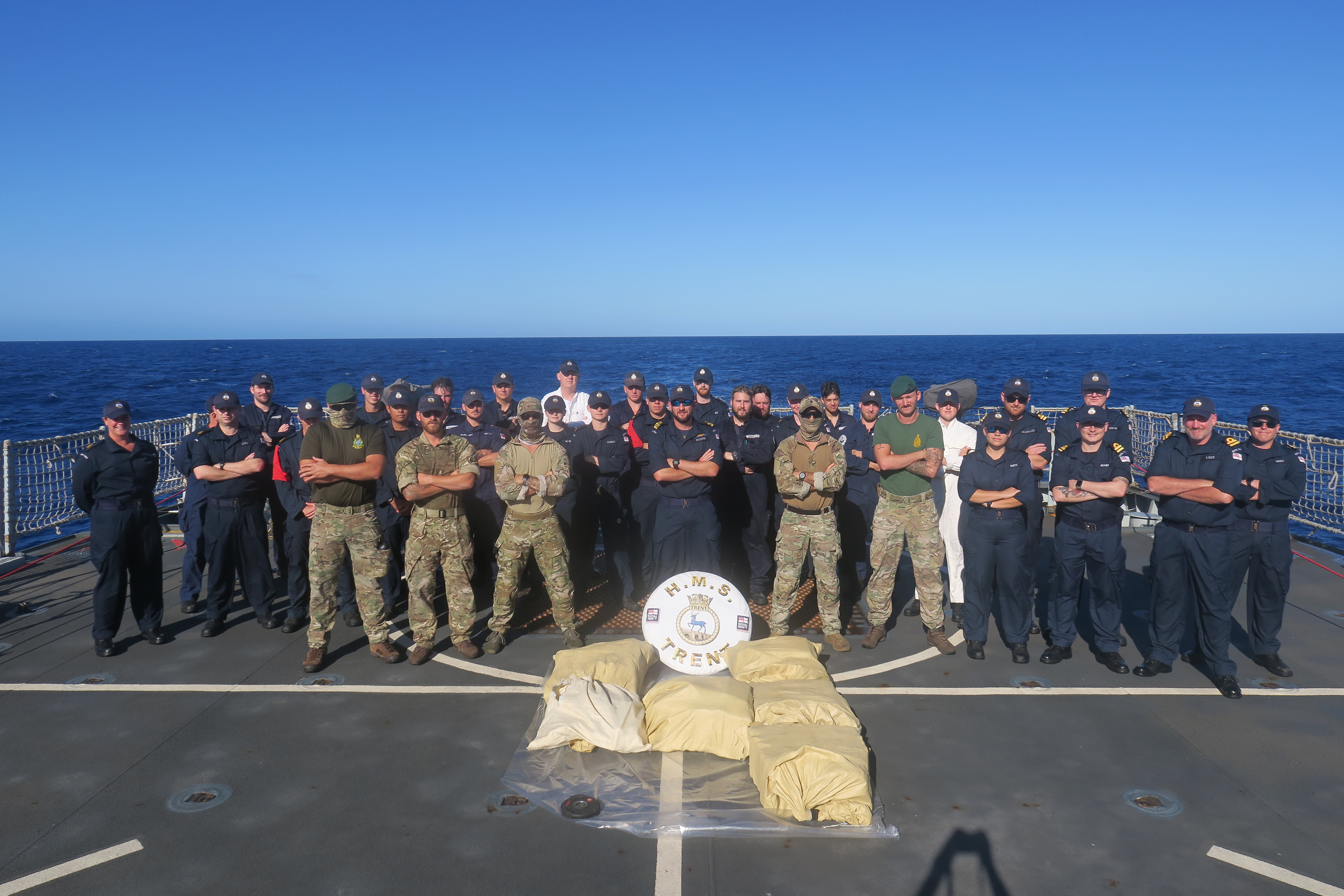Britische Seeleute, Royal Marines und ein Team der US-Küstenwache führten zwei große Razzien durch
