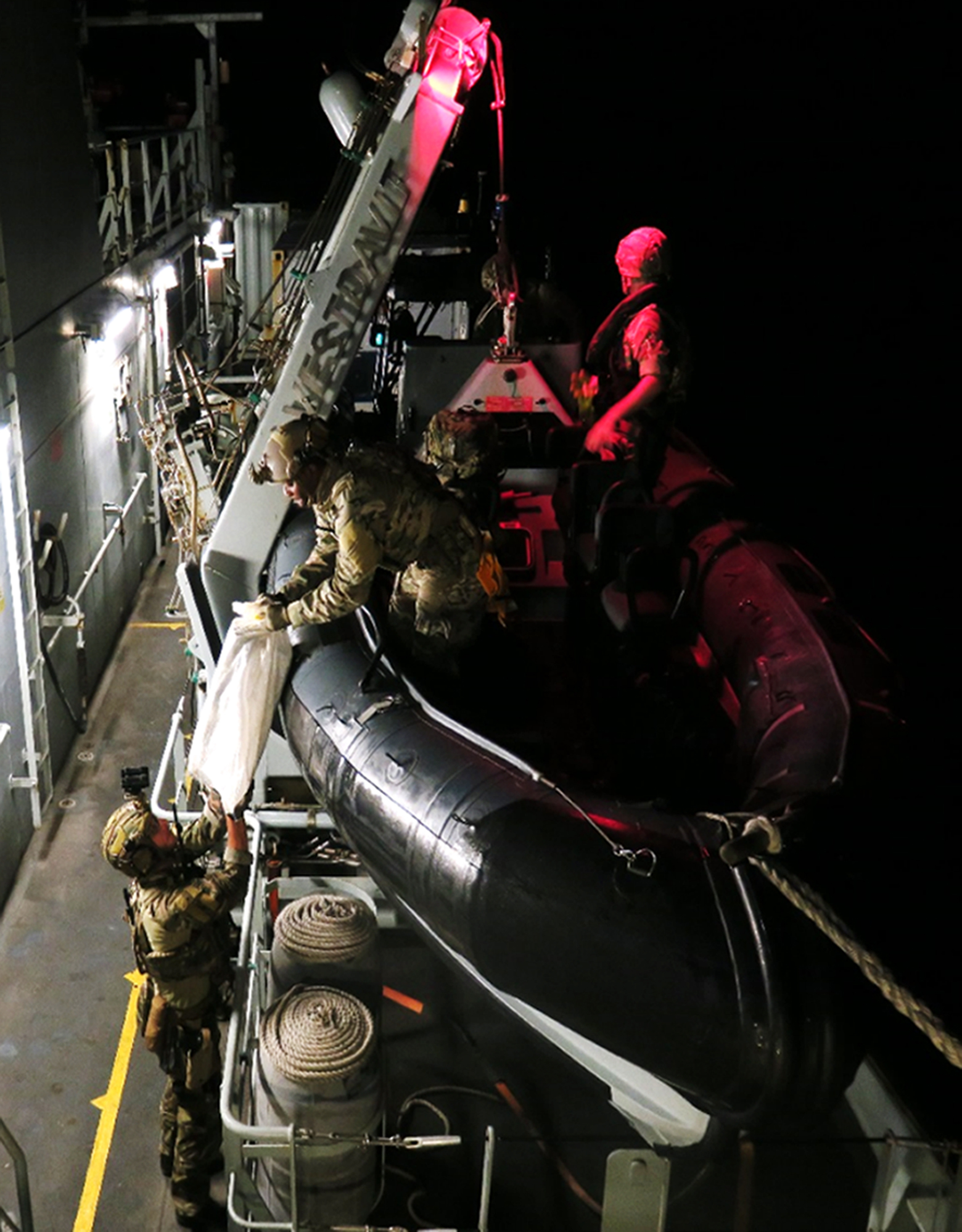 Matrosen fingen das Schnellboot ab, beschlagnahmten die Drogen und hielten die Besatzung fest, bevor es dunkel wurde