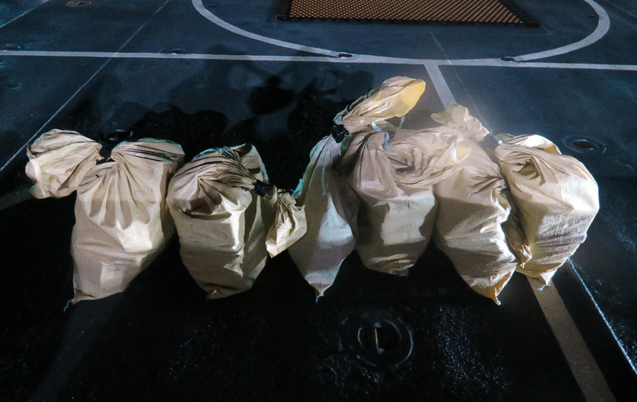 Das Bild zeigt die bei den Einsätzen in der Karibik beschlagnahmten Drogen