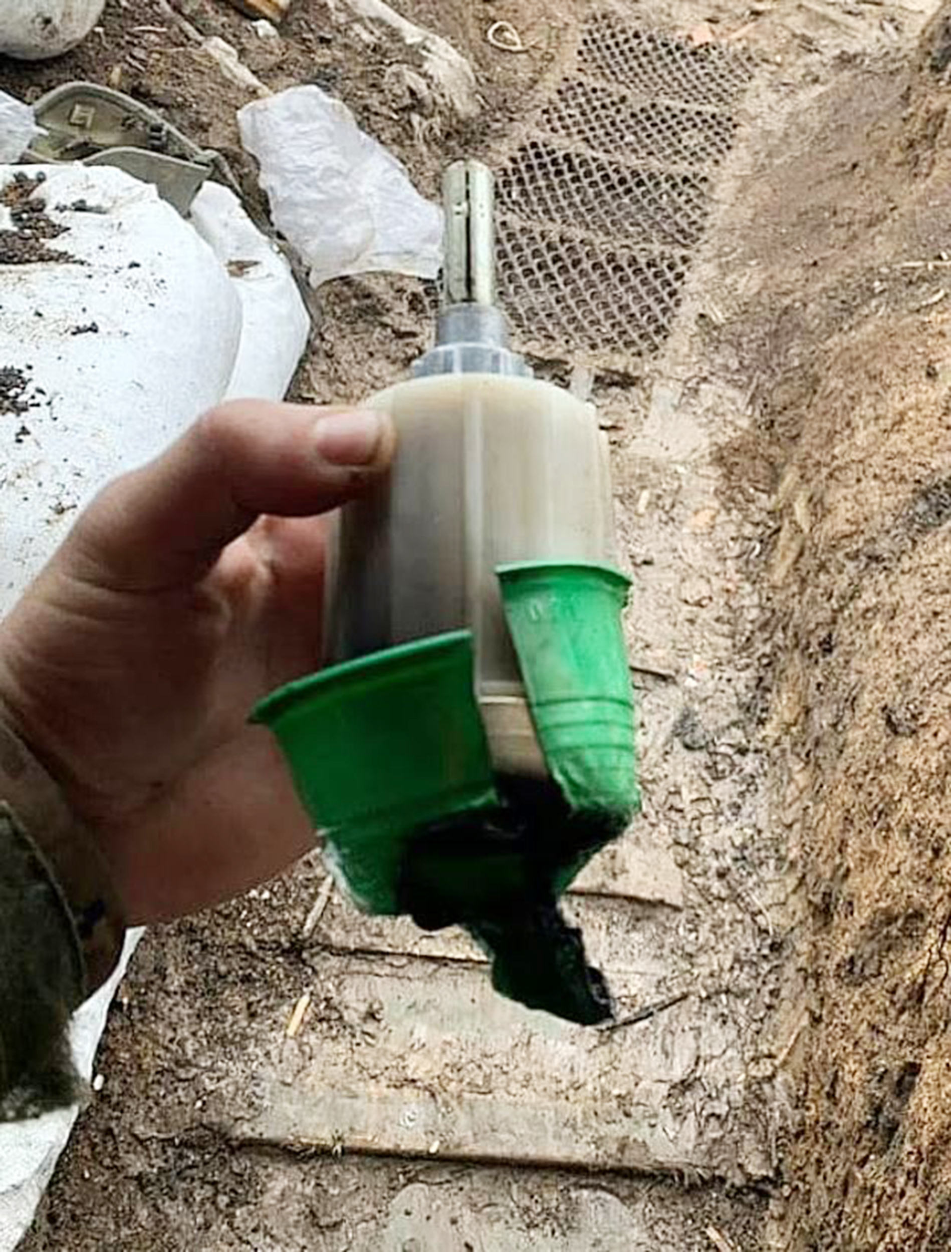 Die K-51-Gasgranate, die normalerweise mit Tränengas gefüllt ist, wurde in einem ukrainischen Schützengraben gefunden