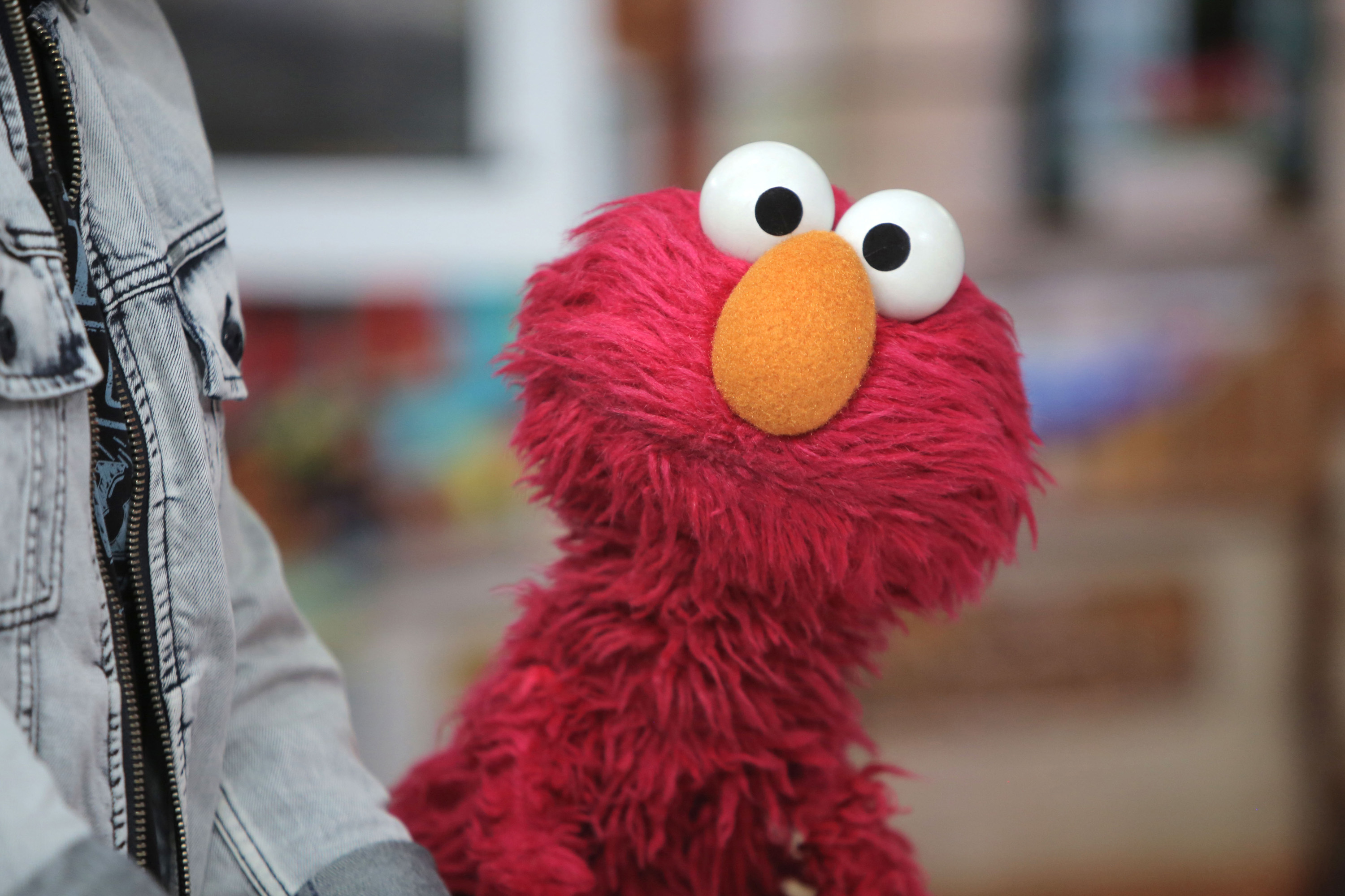 Der Sesamstraßen-Muppet Elmo geriet mit New Yorker Polizisten in Konflikt, als er für Fotos mit Touristen posierte
