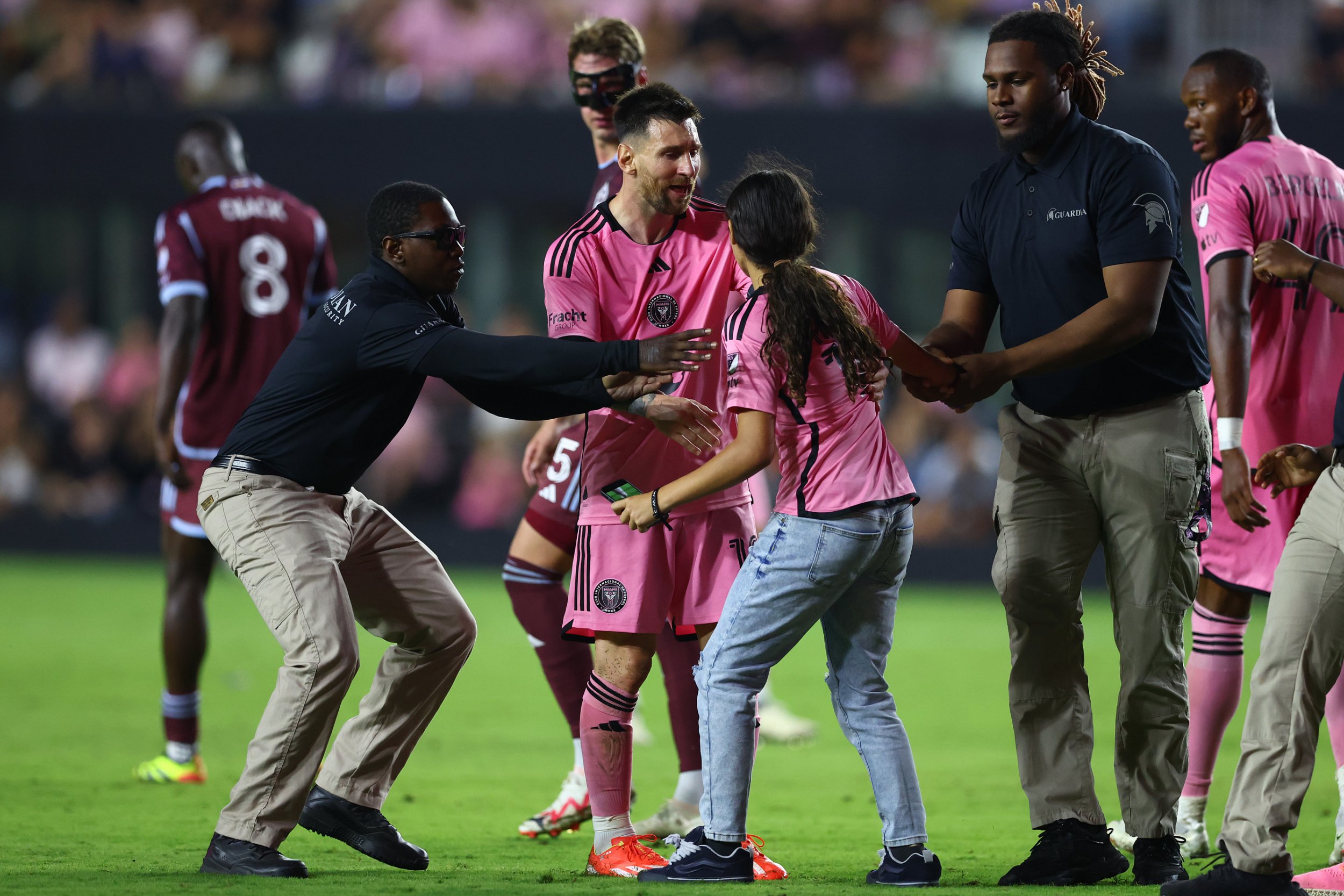 Der Fan rannte auf das Spielfeld, um ein Foto mit Messi zu machen