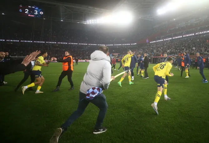 Fenerbahce-Spieler wurden letzten Monat von Trabzonspor-Fans vom Spielfeld gejagt
