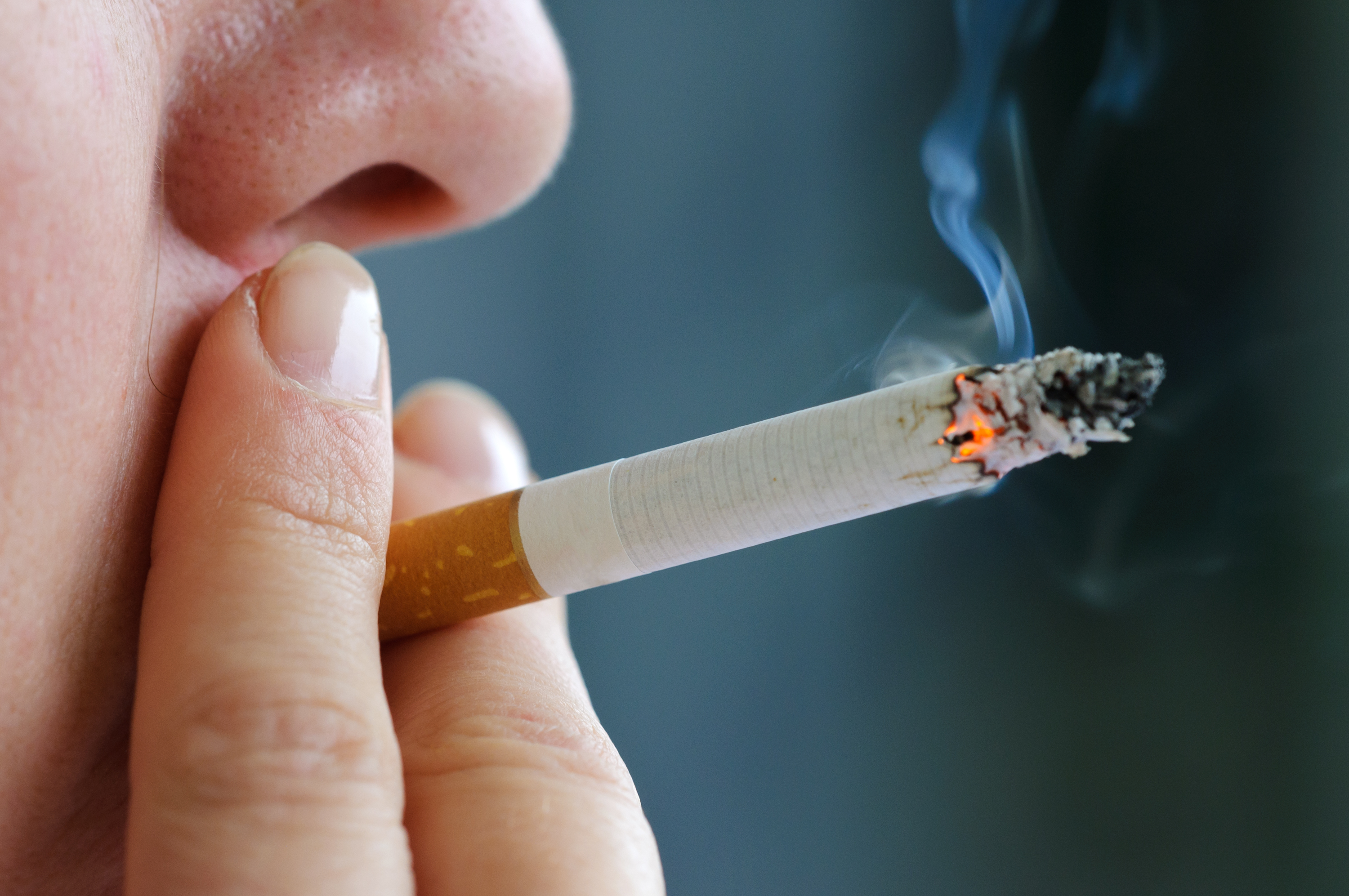 Hinzu kommen die typischen Gesundheitsrisiken, die mit dem Rauchen verbunden sind