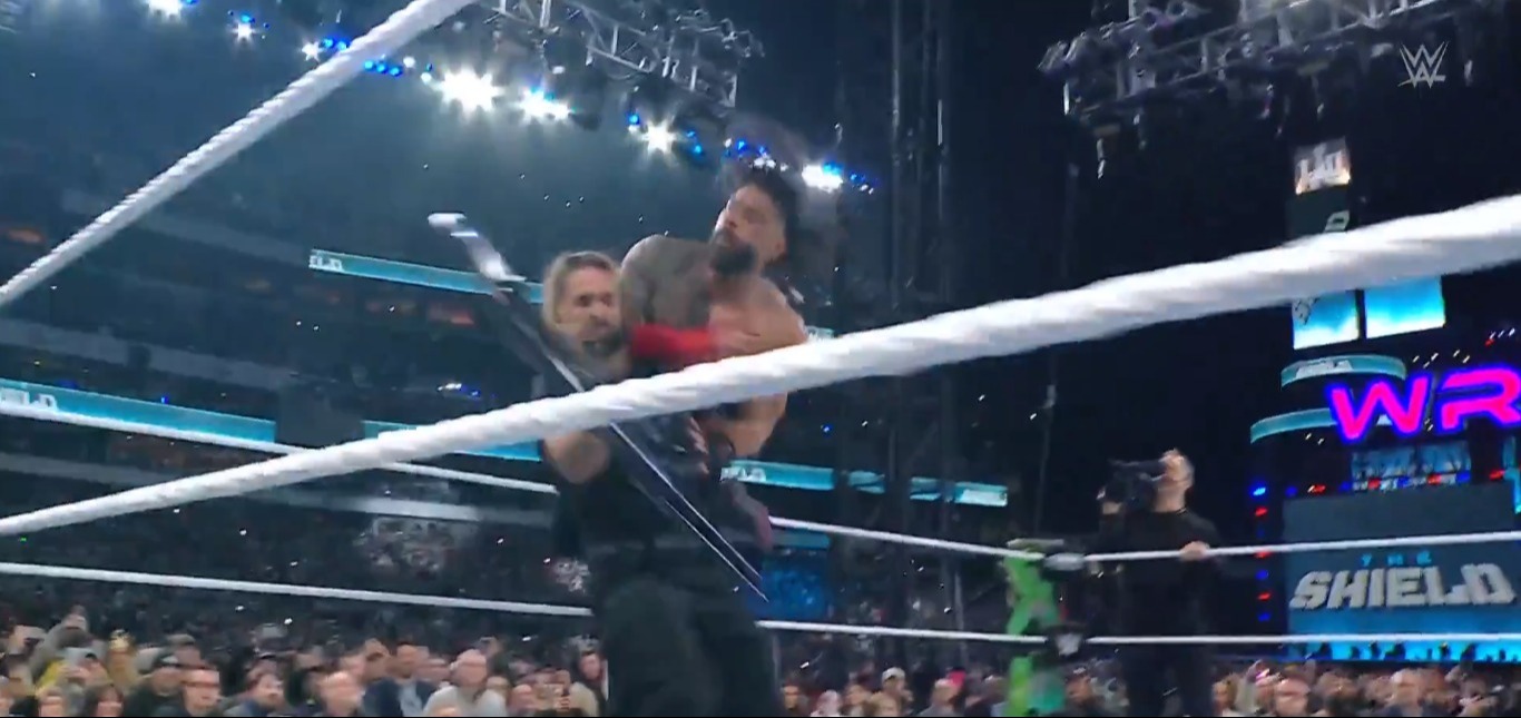 Seth Rollins kehrte in voller Shield-Ausrüstung zurück und wurde von Reigns dem Erdboden gleichgemacht