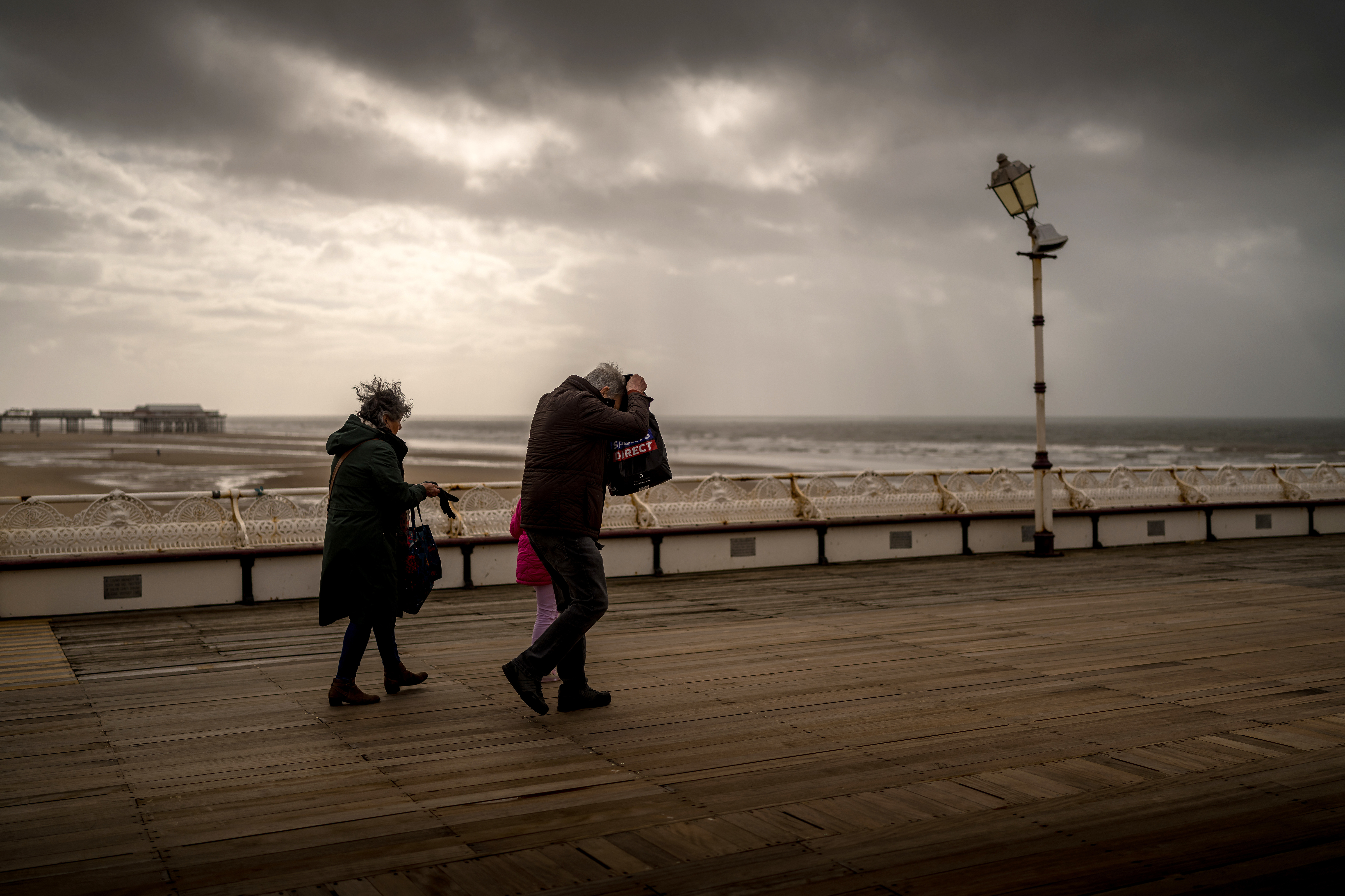 Wanderer trotzten letzte Woche den heftigen Stürmen des Sturms Kathleen am North Pier von Blackpool