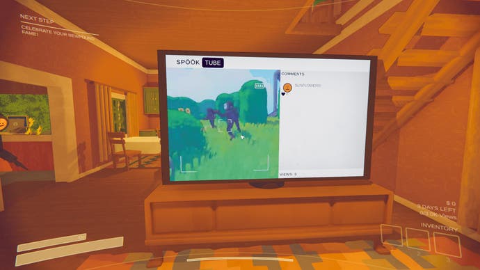 Der Screenshot mit der Inhaltswarnung zeigt einen Fernseher, auf dem SpookTube und Aufnahmen von zwei Spielern zu sehen sind, die durch Gras laufen.