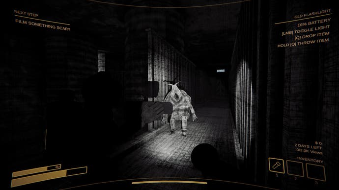 Der Screenshot mit der Inhaltswarnung zeigt ein schwarz-weißes Monster mit Schneckenkopf, das aufrecht in einem gefängnisähnlichen Innenraum steht.