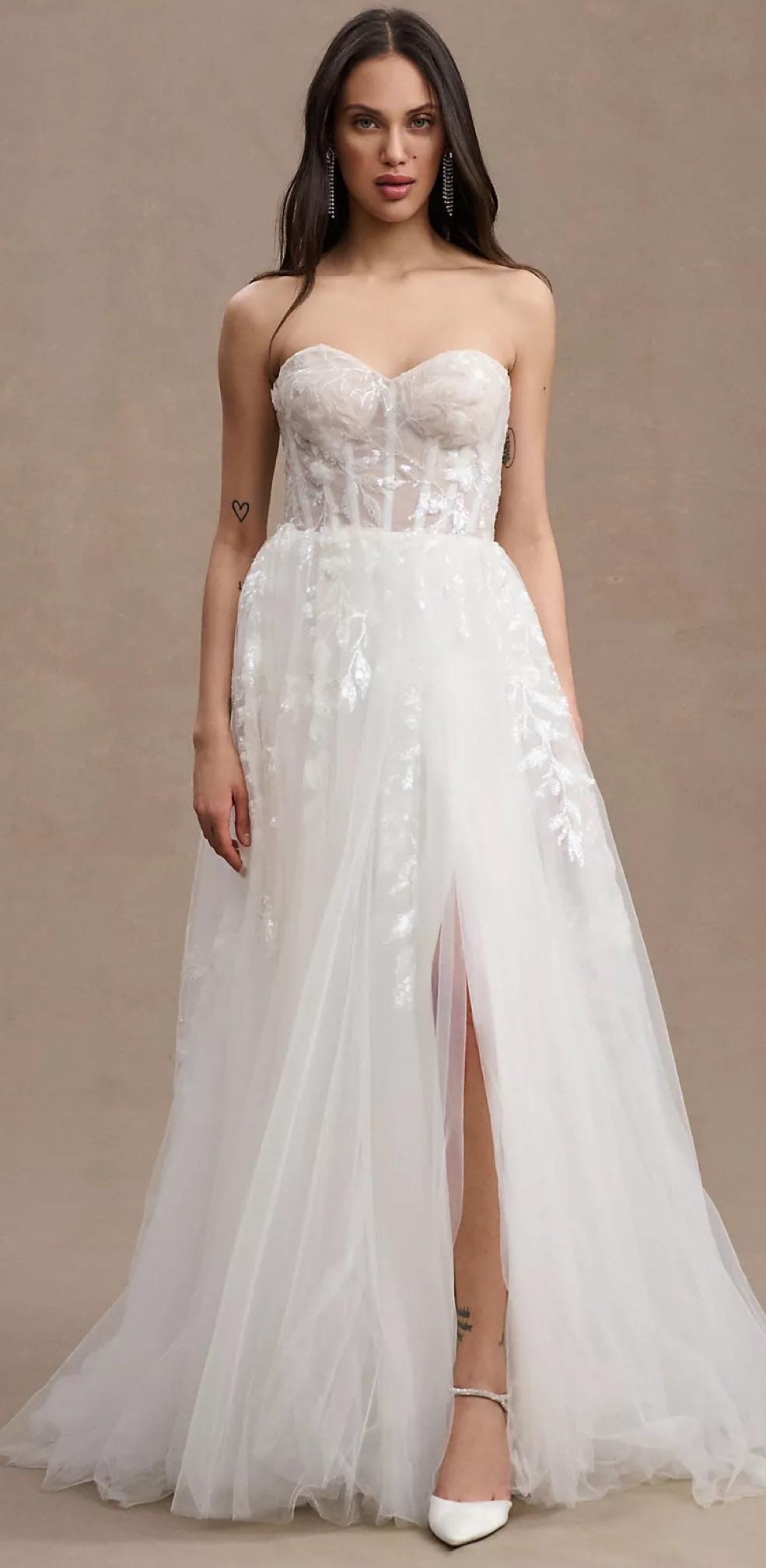 Das Kleid der Braut hatte ein ähnliches Korsett-Mieder und einen A-Linien-Chiffonrock