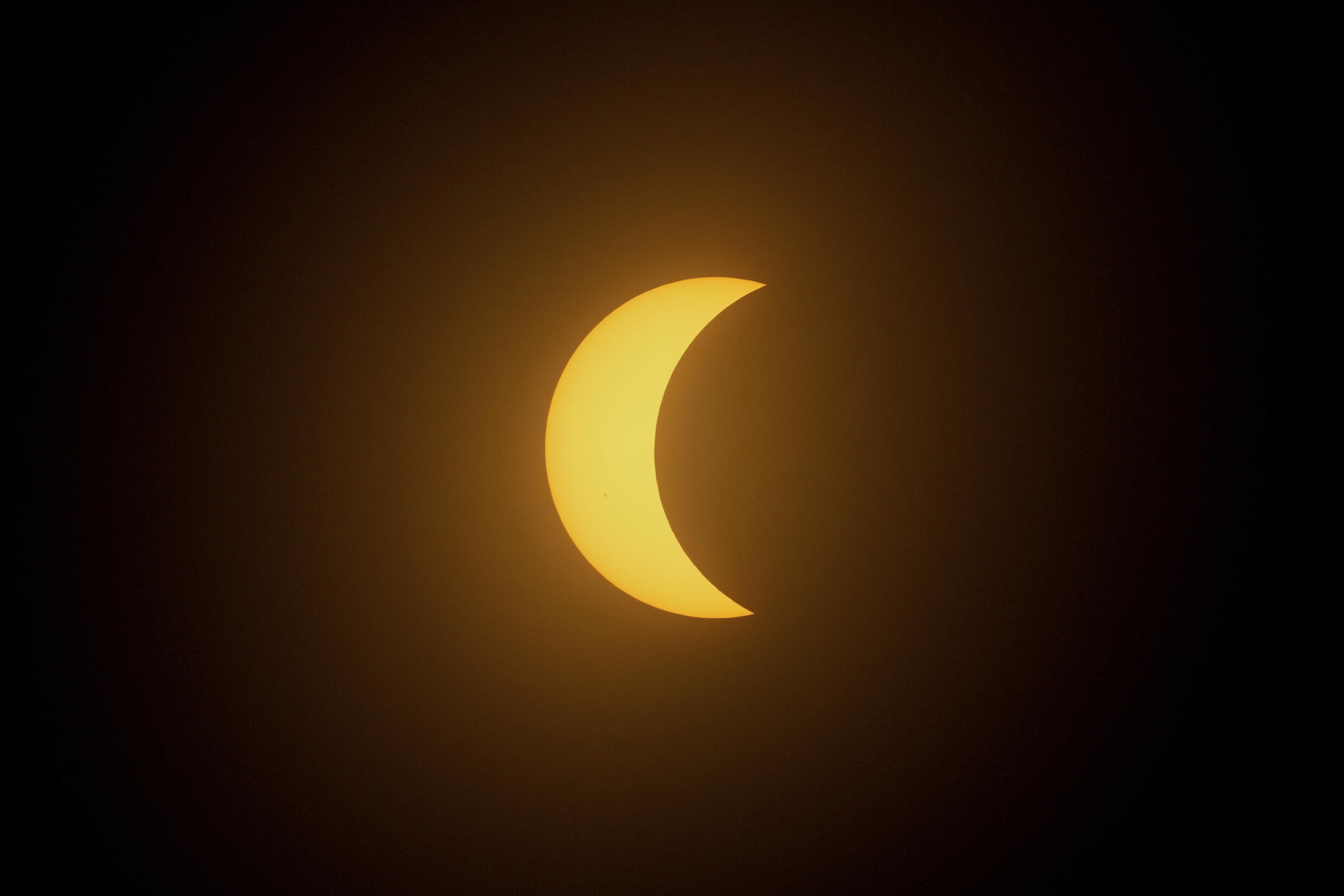 Der Mond bedeckt die Sonne teilweise während einer totalen Sonnenfinsternis in Mazatlan, Mexiko, am 8. April 2024.