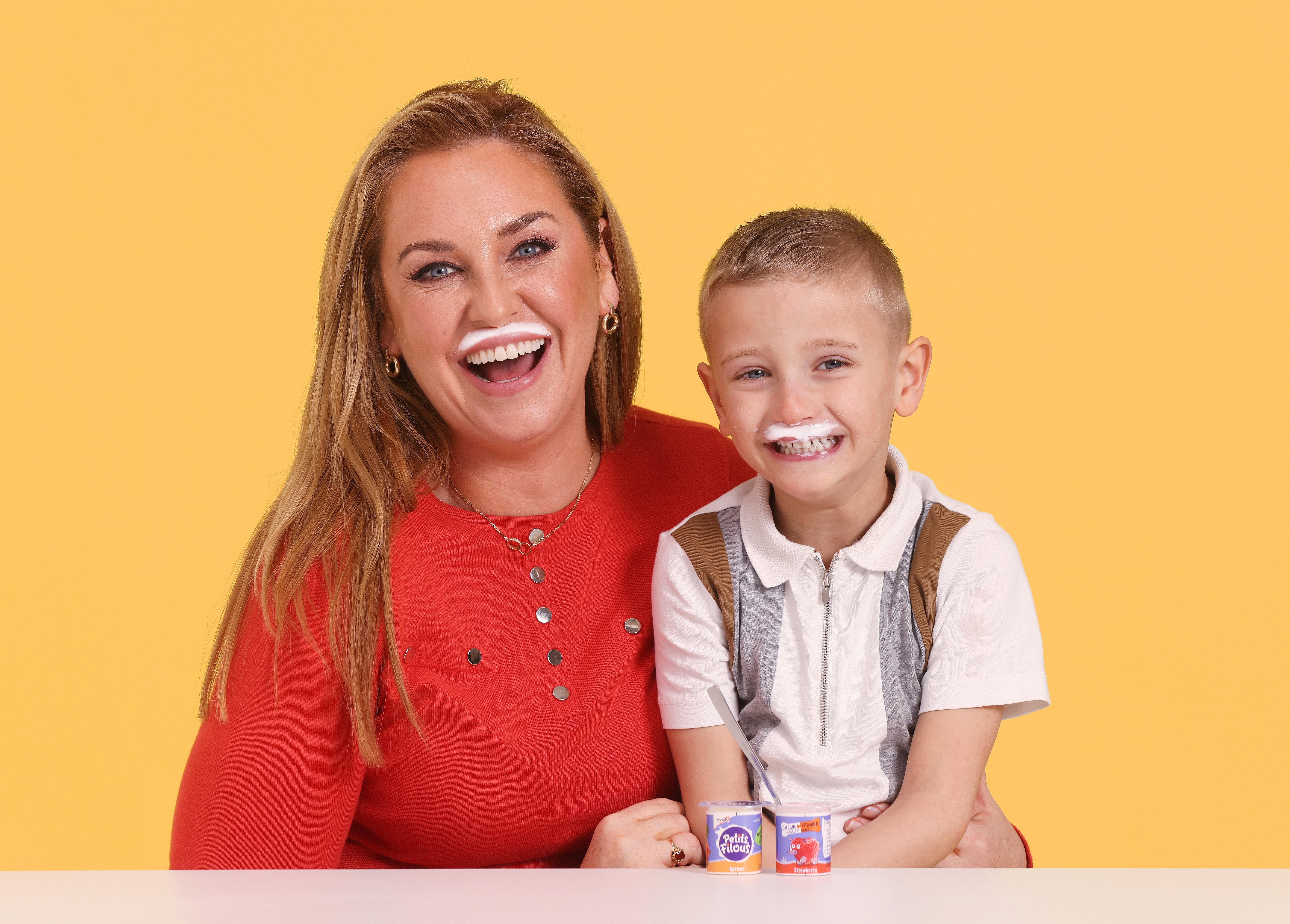 Josie und Reggie unterstützen eine Kampagne, um auf ein Milchdefizit bei Kindern aufmerksam zu machen