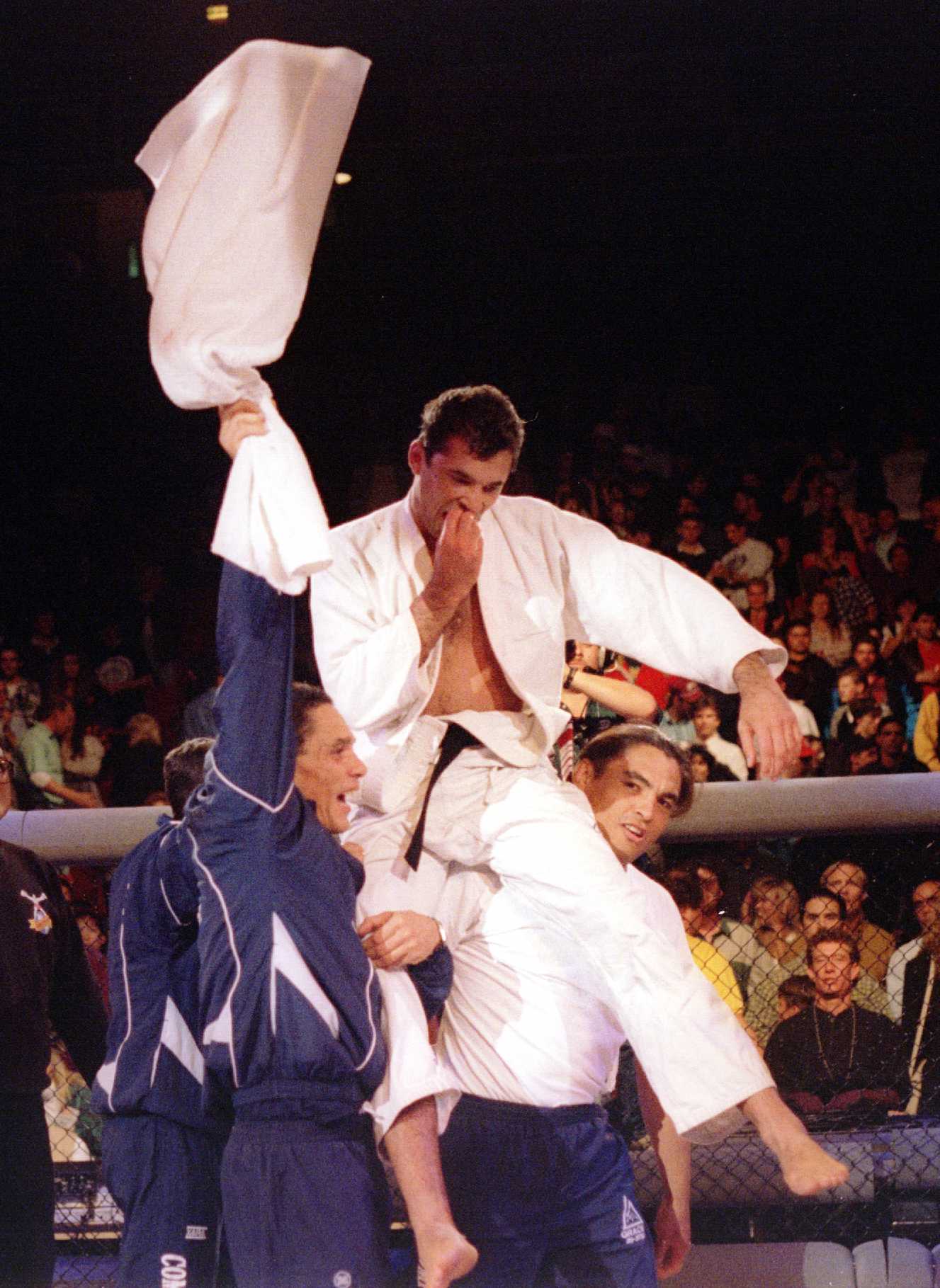 Der brasilianische Jiu-Jitsu-Star Royce Gracie gewann das Turnier mit zwei schnellen Submissions