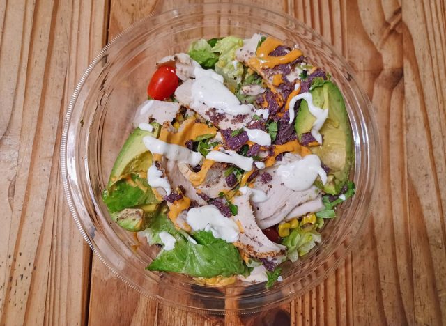 Der neue Southwest Chicken Ranch Salad von Panera Bread auf einem Holztisch