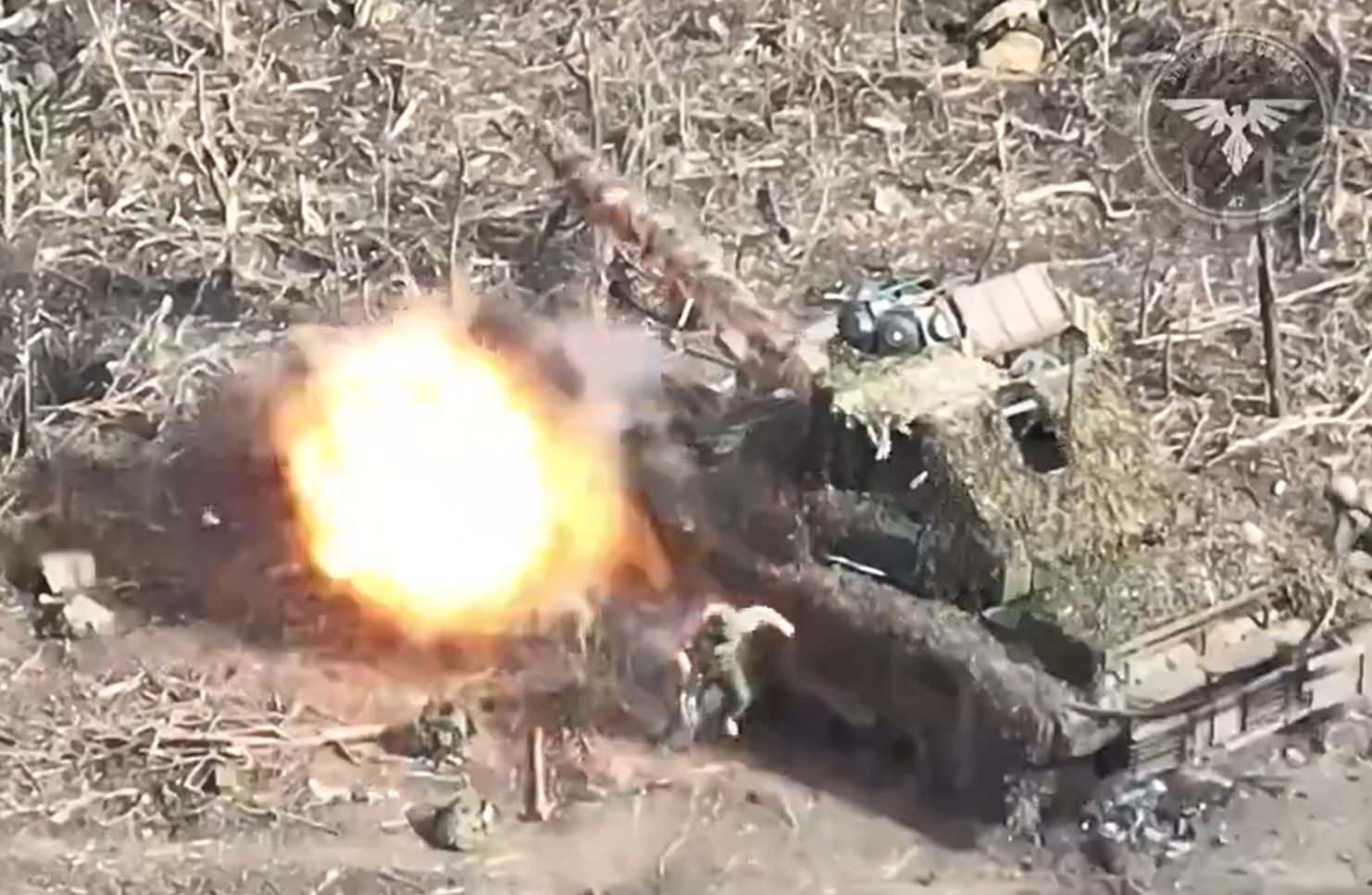 Ein russischer Panzer wird heute Morgen von ukrainischen Kamikaze-Drohnen beschossen