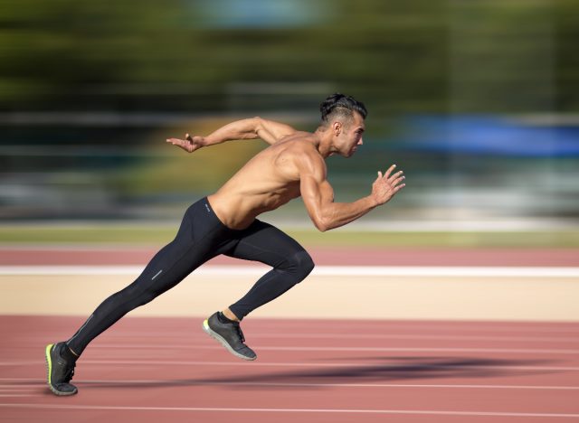 Fitness-Mann sprintet auf der Strecke und demonstriert ein Bootcamp-Training, mit dem Sie Ihren Bauch in 30 Tagen glätten können
