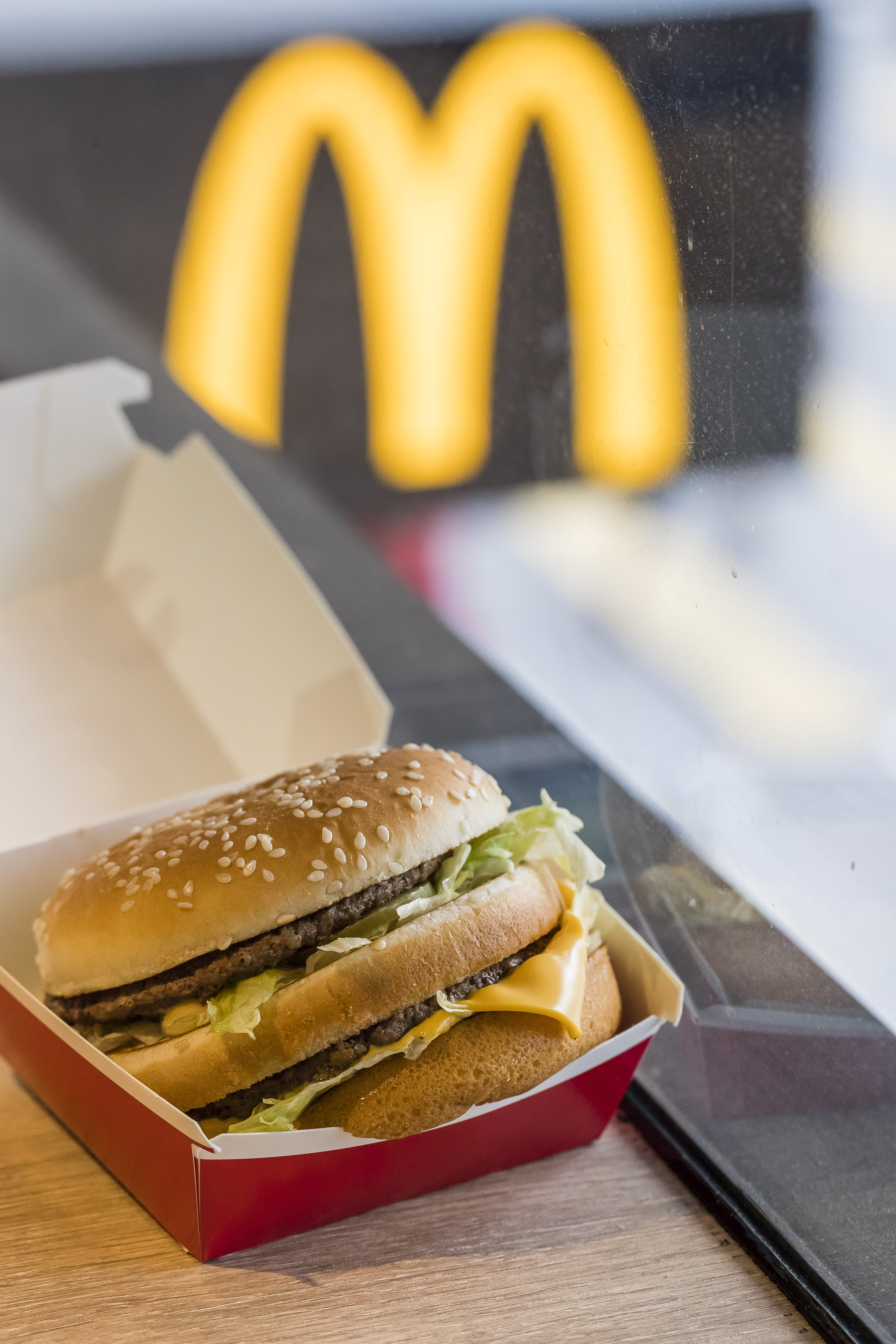 Über die Just Eat-App werden drei verschiedene Burger-Angebote angeboten