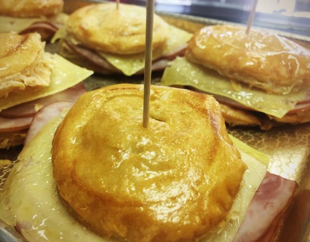 Schinken und Käse gefüllt in einem Fleischteig, auch bekannt als: "Bereiten Sie sich vor," in der Bäckerei El Brazo Fuerte in Miami