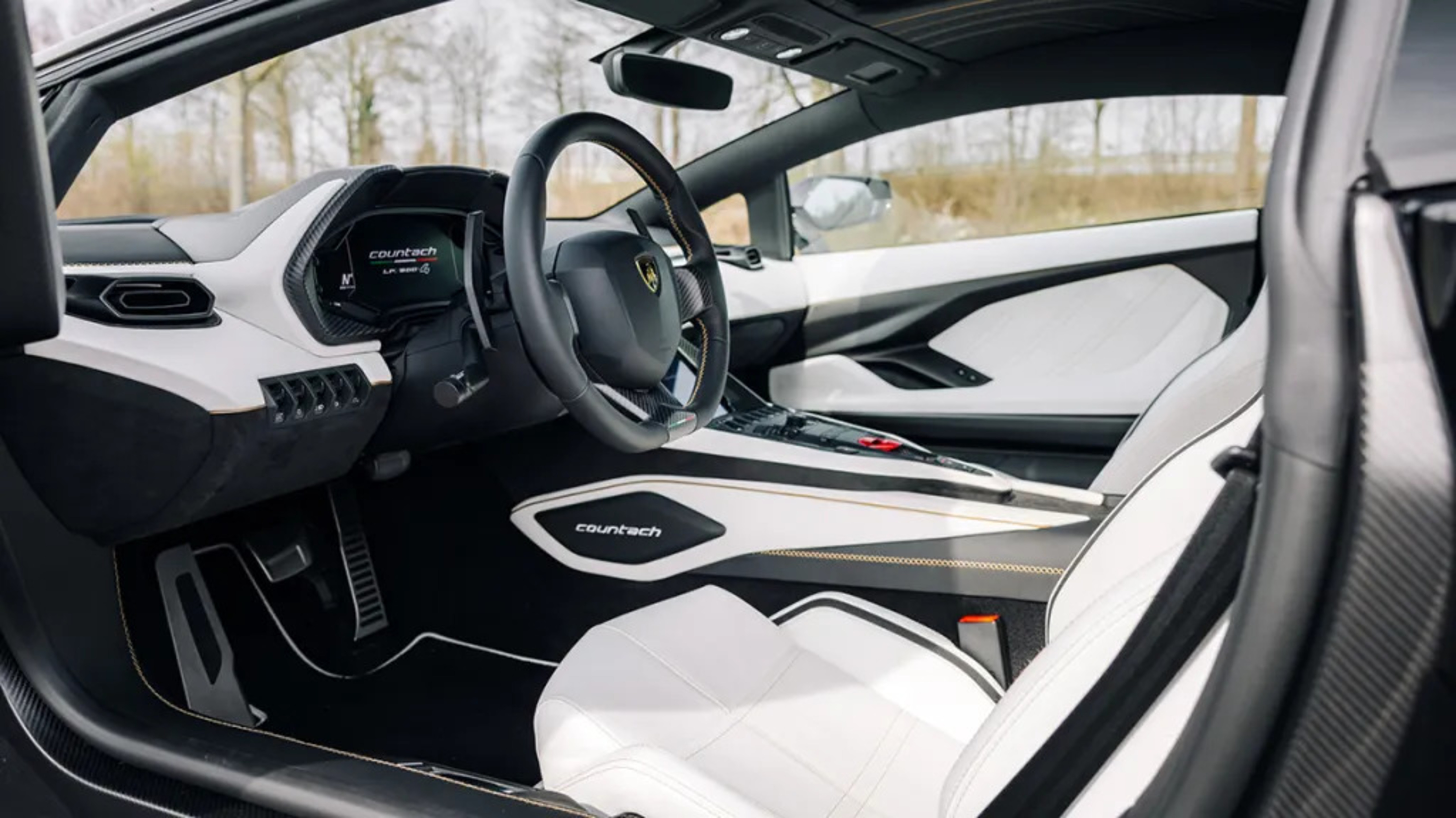 Der Innenraum des Wagens ist in elegantem Weiß und Schwarz gehalten und mit der neuesten Technologie ausgestattet
