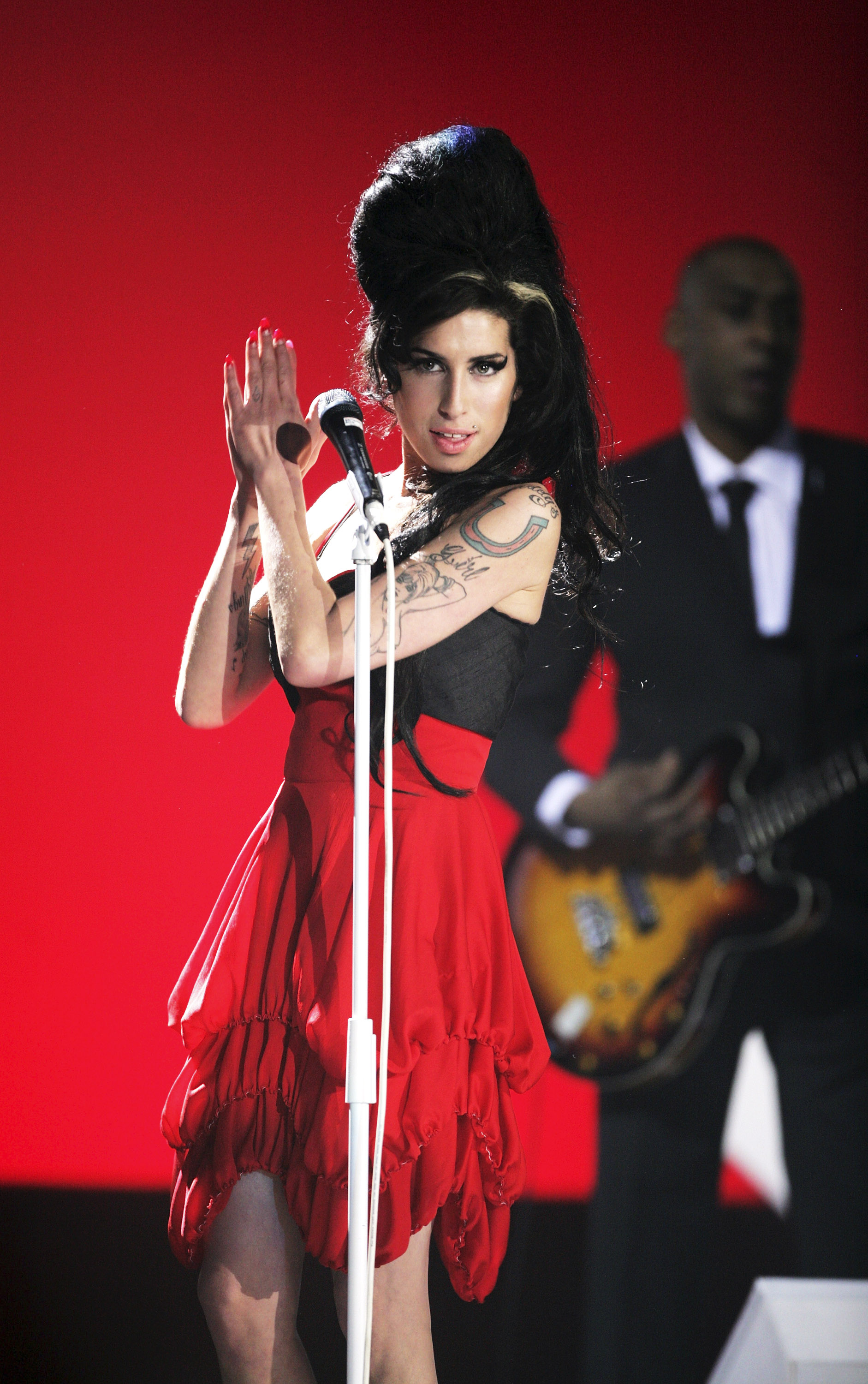 Amy, with Dale on bass, performing at the 2007 Brit Awards