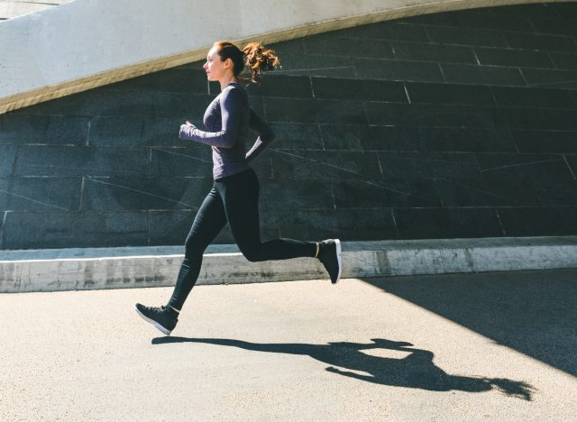 Frau sprintet im Freien, Konzept der besten Übungen zum Abnehmen