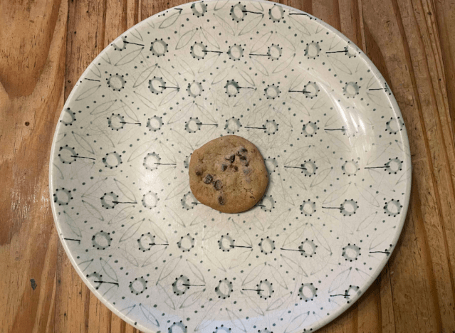 Costco Mini-Schokoladenkekse auf einem bedruckten Teller.