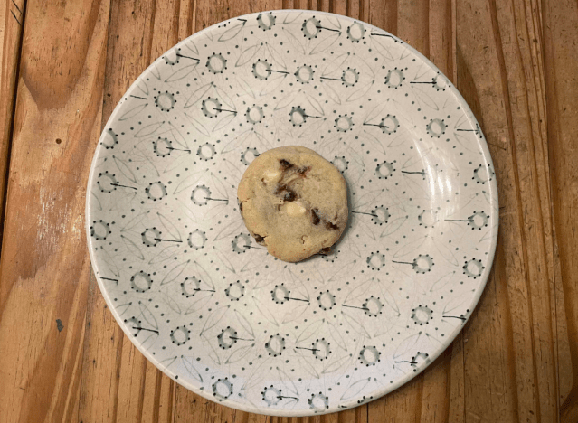 Costco Cranberry-Keks mit weißer Schokolade auf bedrucktem Teller. 