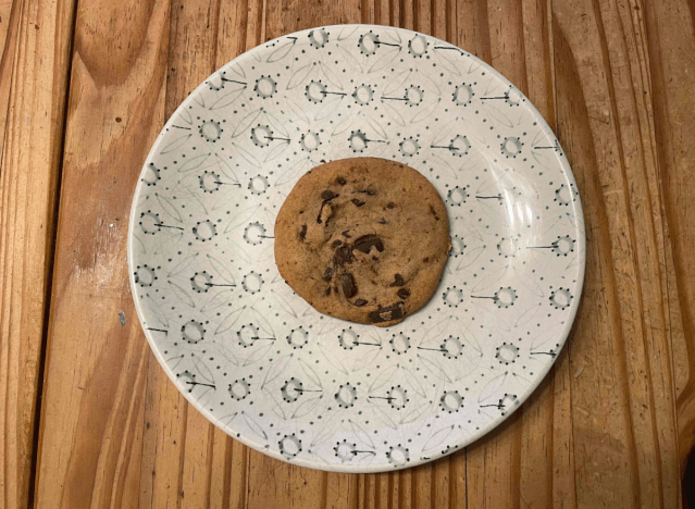 Costco Chocolate Chunk Cookie auf einem Teller. 