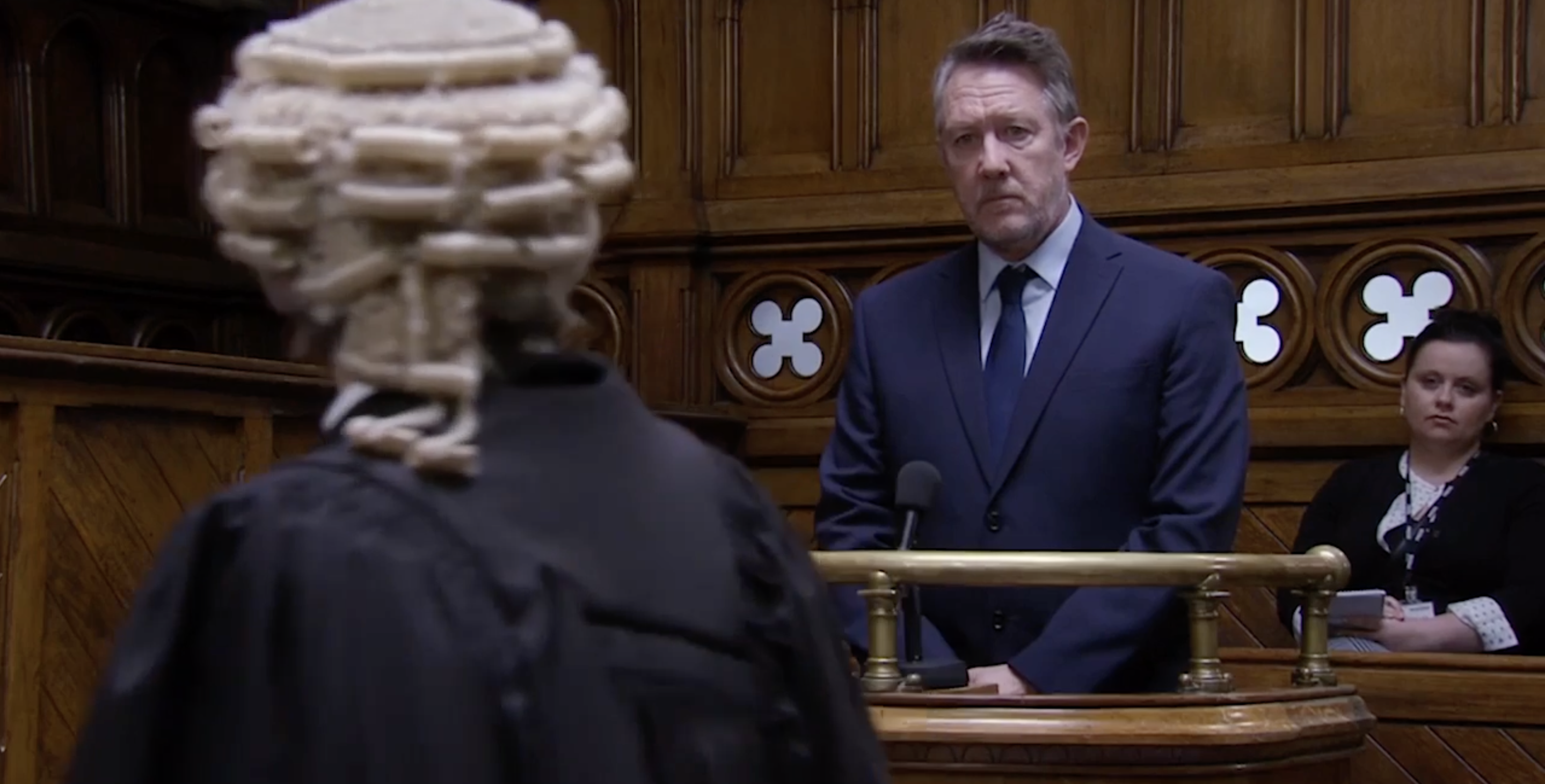 Gus Malcolms (Alan McKenna) wurde durch die Fragen des Anwalts in eine schwierige Lage gebracht