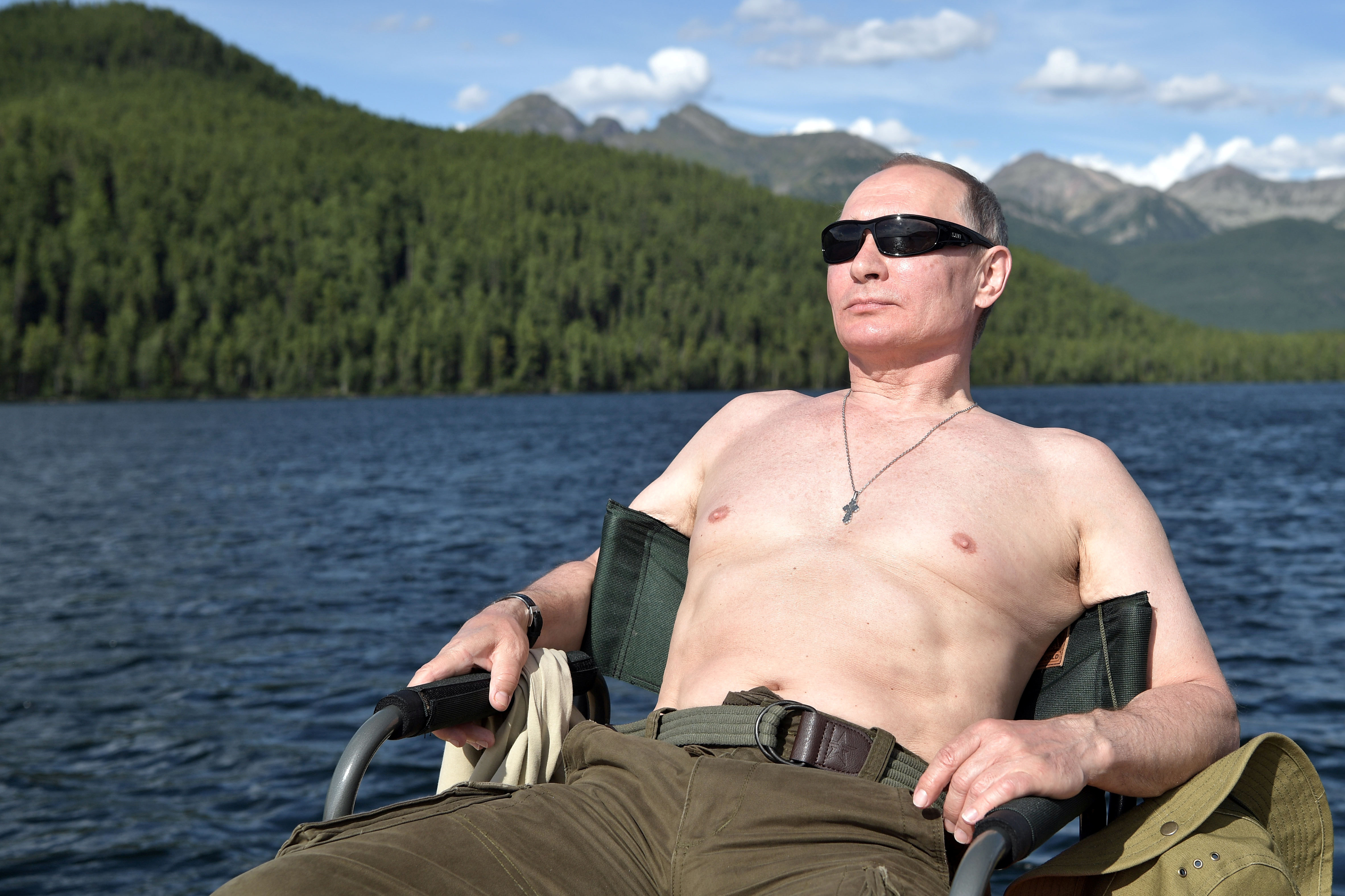 Putin entspannt sich nach dem Angeln während des Jagd- und Angelausflugs im Jahr 2017