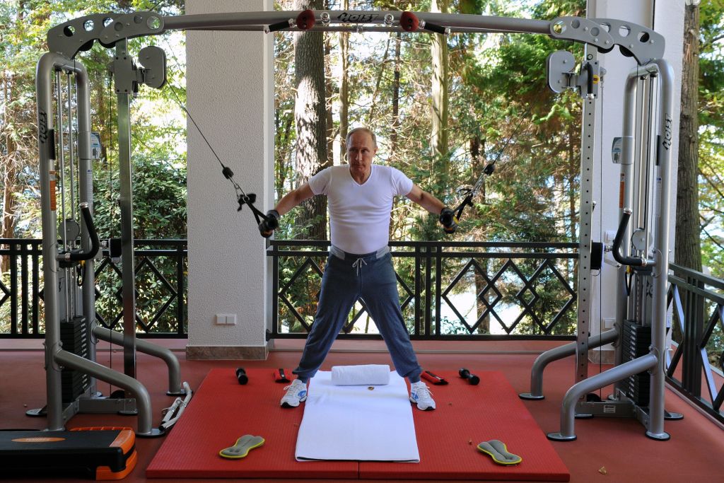 Der Fitnessfanatiker Putin trainiert 2015 in seinem Heim-Fitnessstudio in seiner Sommerresidenz in Sotschi