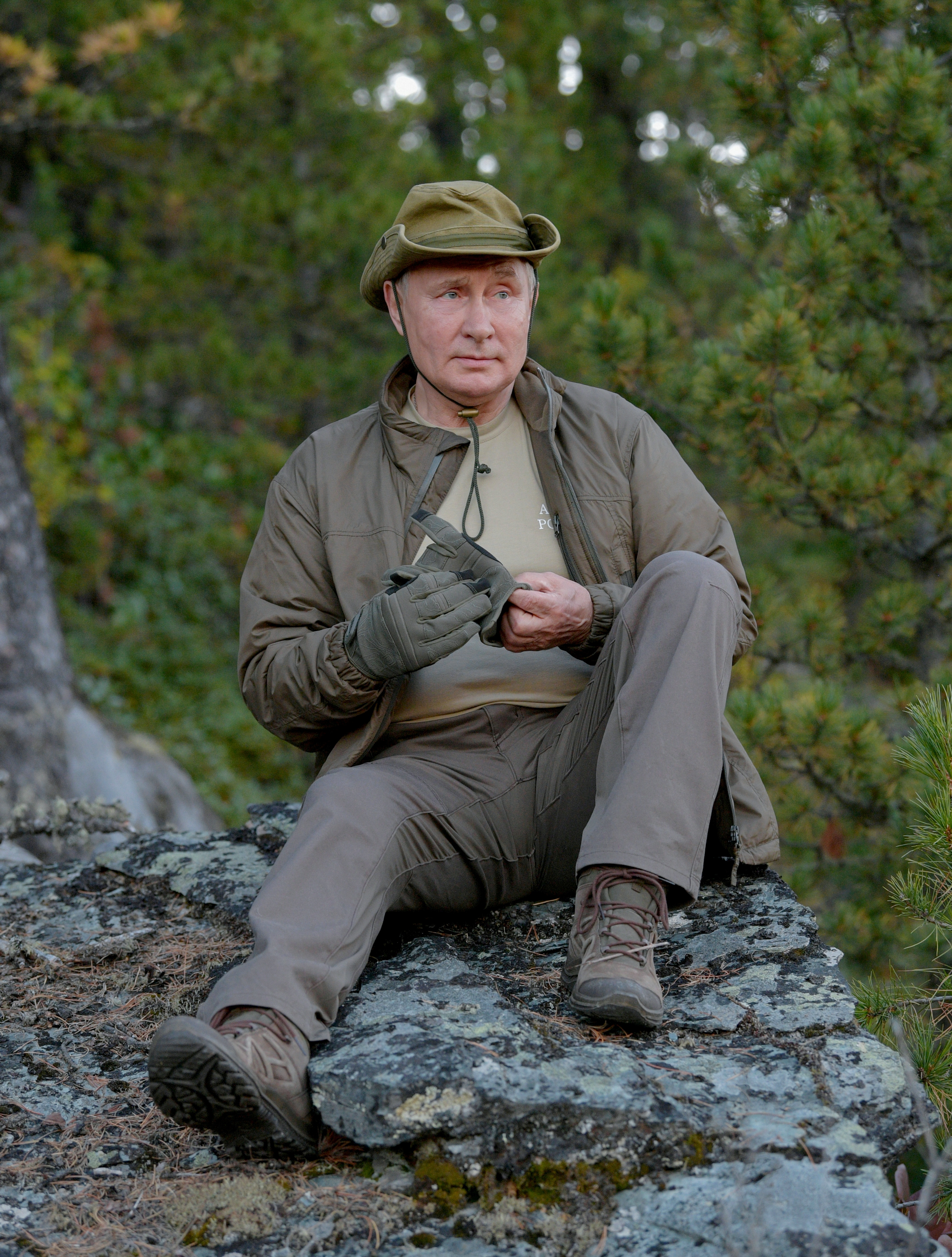 Der russische Präsident Wladimir Putin angelt während eines Kurzurlaubs an einem unbekannten Ort in Sibirien im Jahr 2022